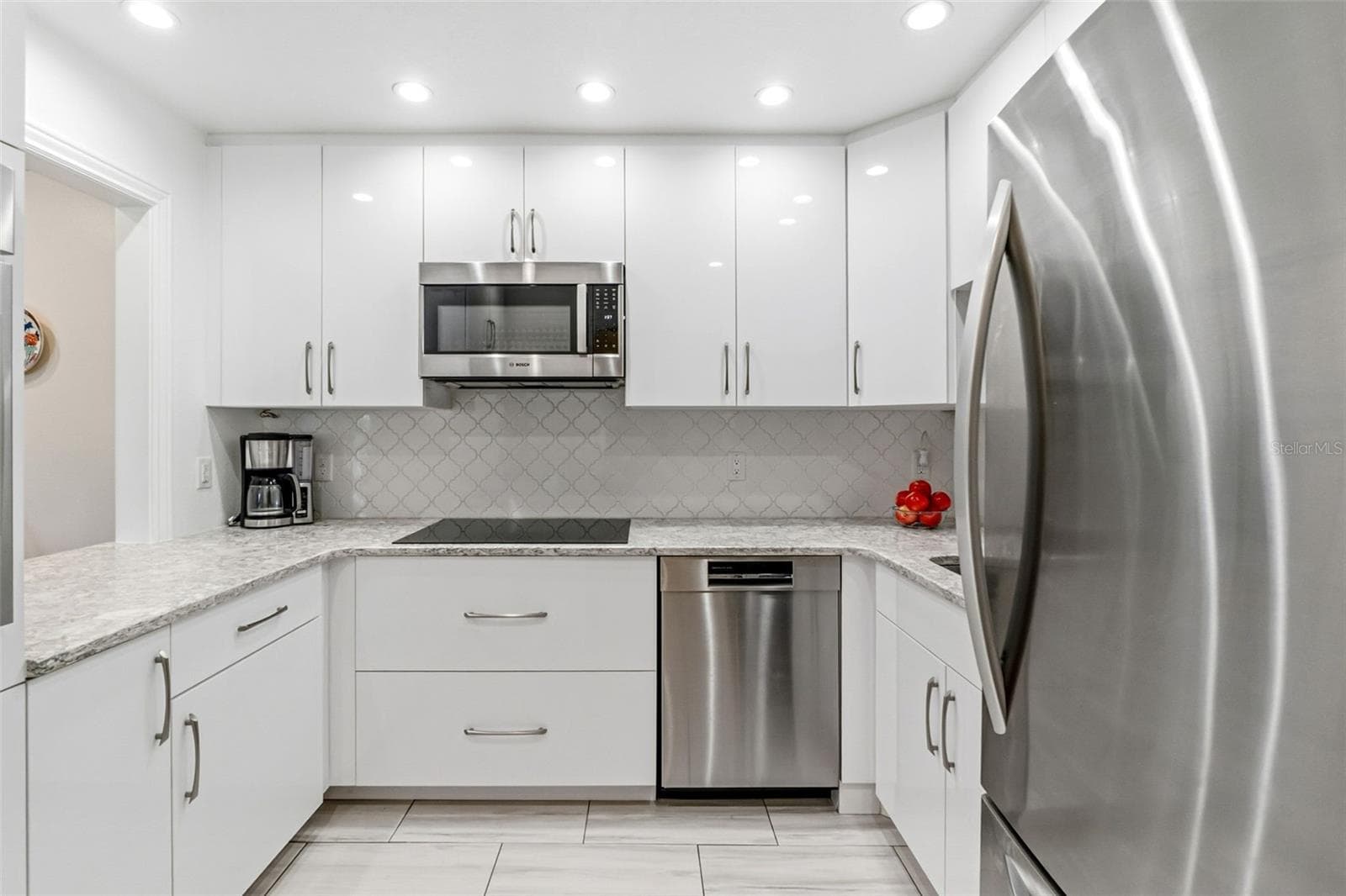 Renovated kitchen - 531 SUTTON PL, LONGBOAT KEY
