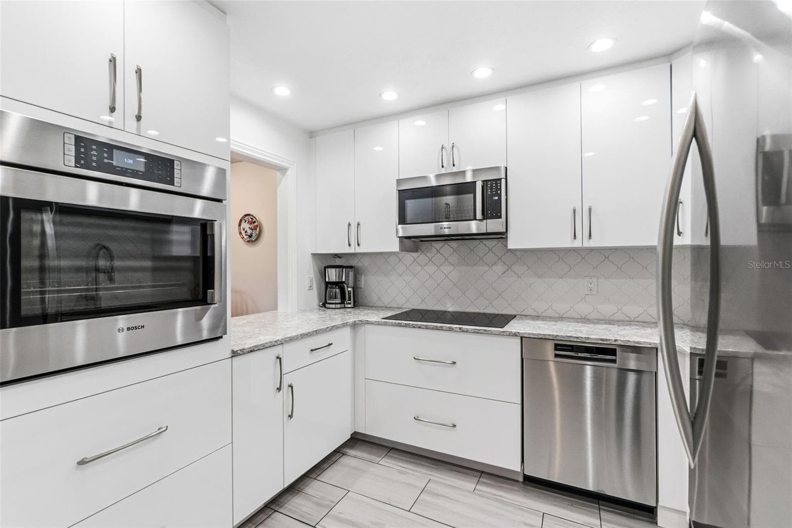 Renovated kitchen - 531 SUTTON PL, LONGBOAT KEY