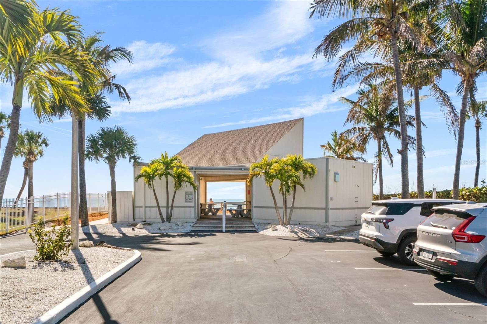 Sutton Place beach pavilion & parking lot - 531 SUTTON PL, LONGBOAT KEY
