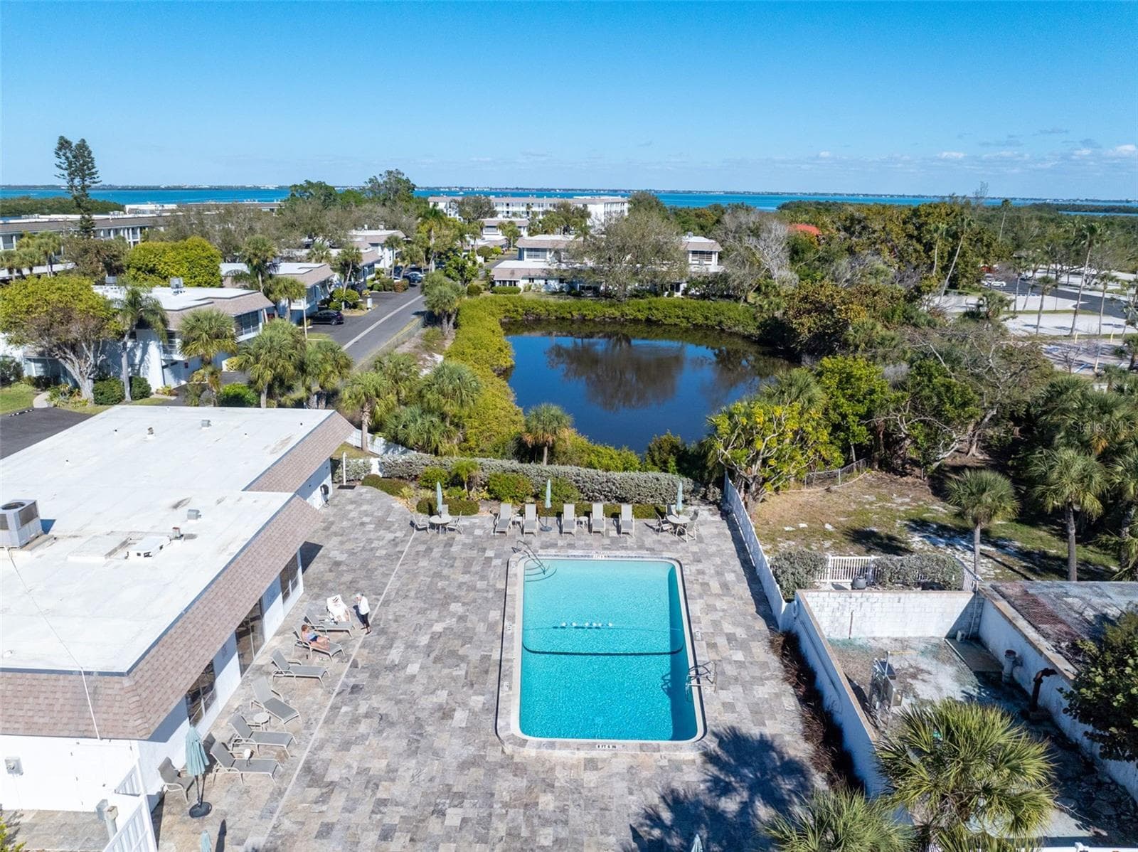 Social room and pool - 531 SUTTON PL, LONGBOAT KEY