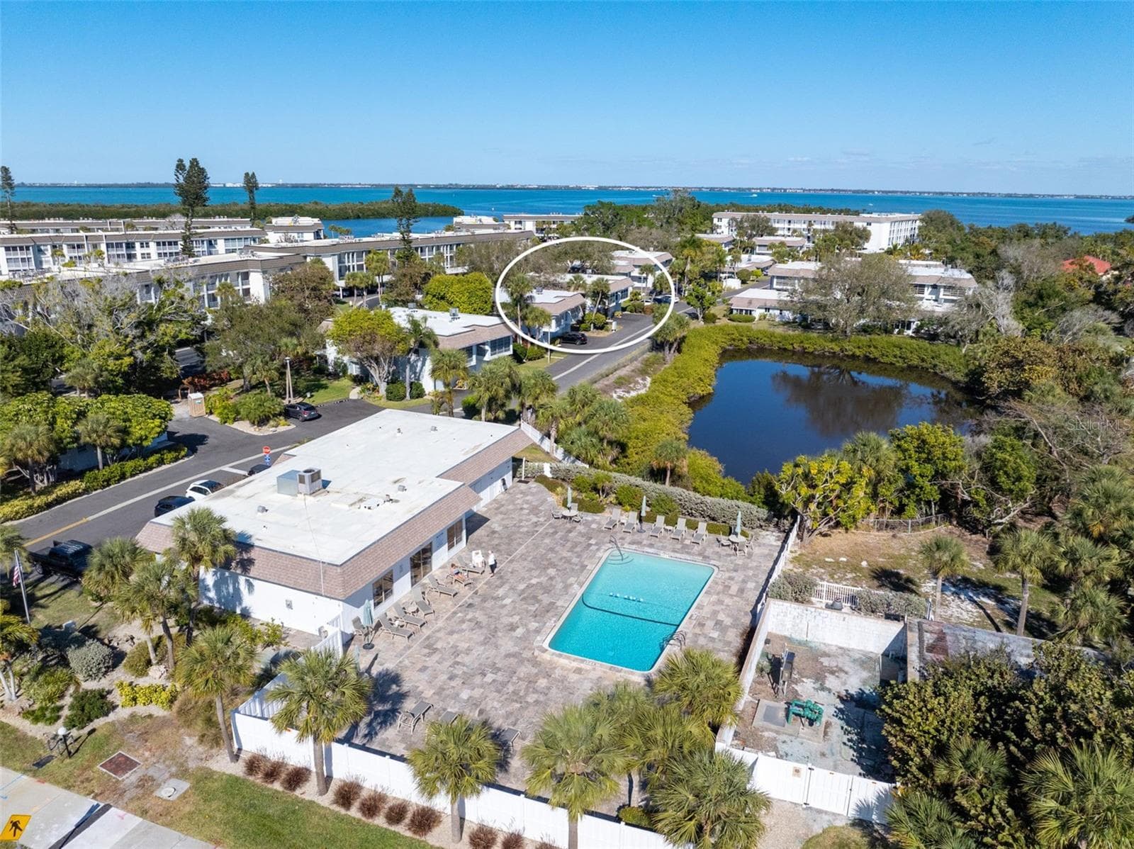 Social room and pool - 531 SUTTON PL, LONGBOAT KEY