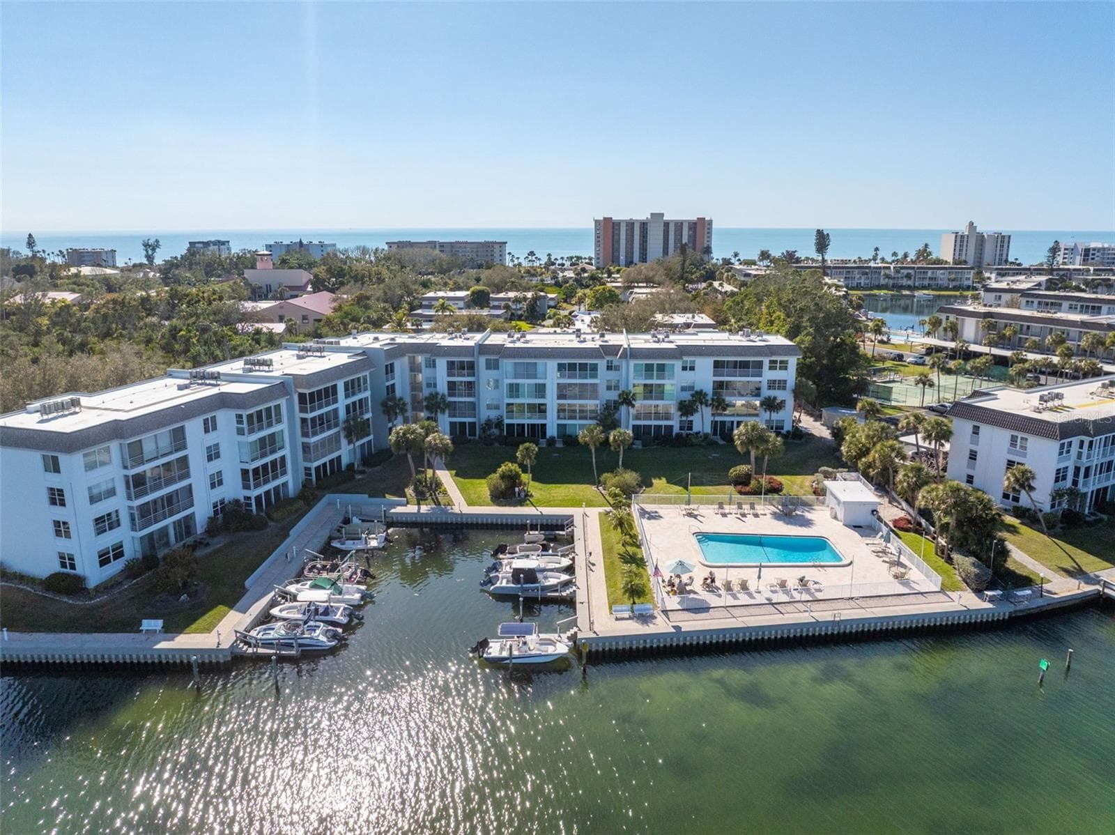 Marina and pool - 531 SUTTON PL, LONGBOAT KEY