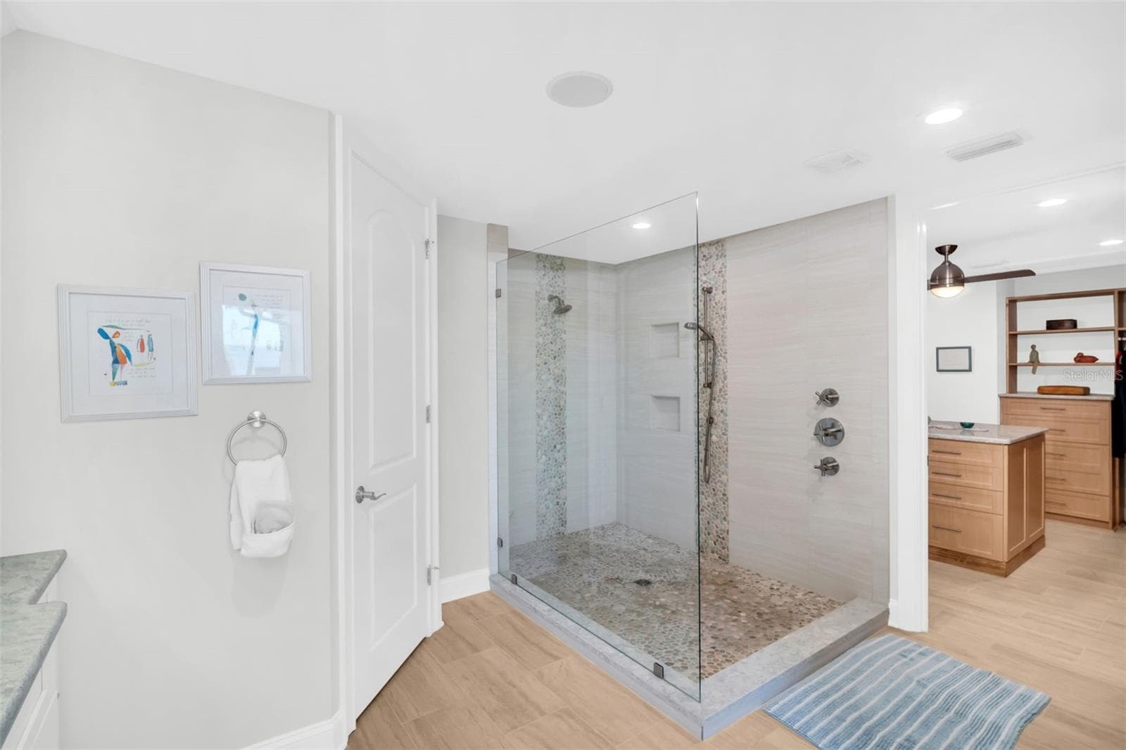 Glass Enclosed Shower - 1100 FRIENDLY WAY S, ST PETERSBURG