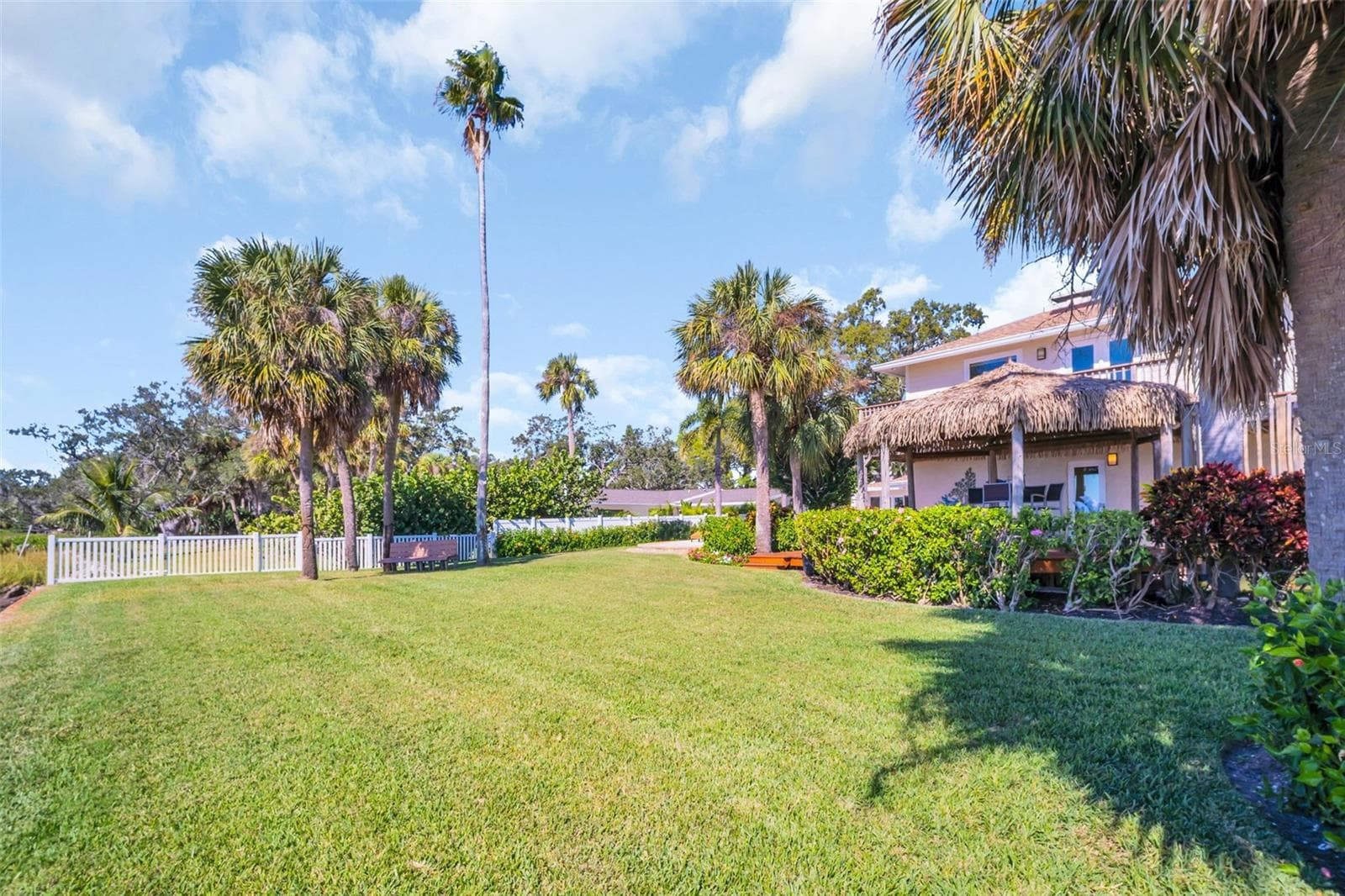 Private Estate Style Yard - 1100 FRIENDLY WAY S, ST PETERSBURG