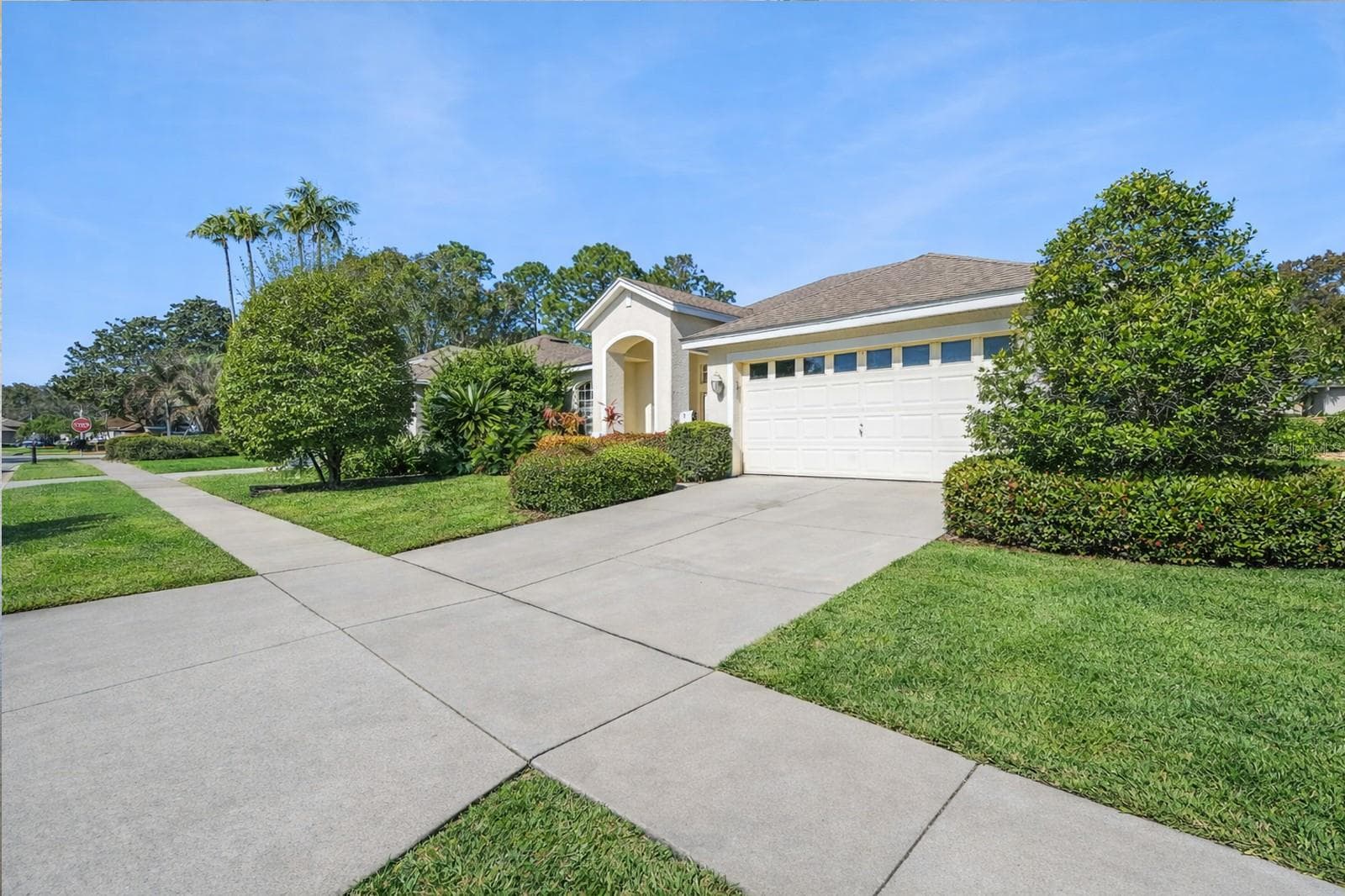 Sidewalk lined streets in the Pinehurst Community - 8032 PINE HOLLOW DR, MOUNT DORA