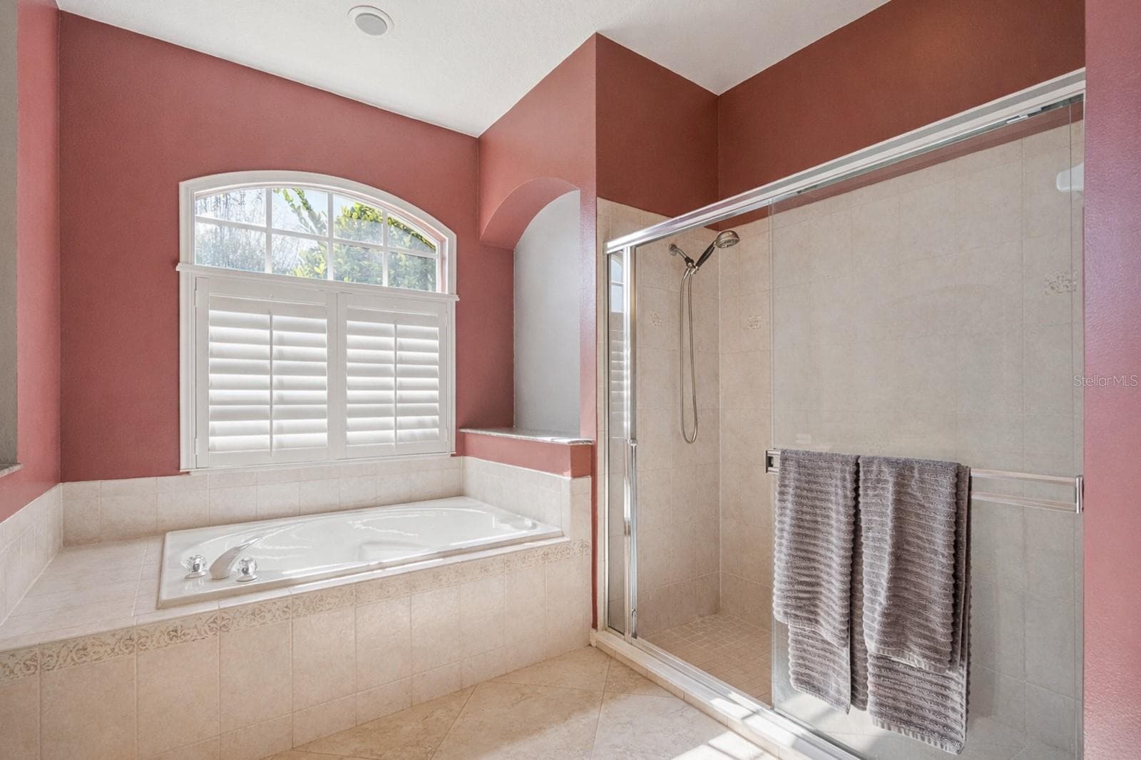 Step in shower and plantation shutters - 8032 PINE HOLLOW DR, MOUNT DORA