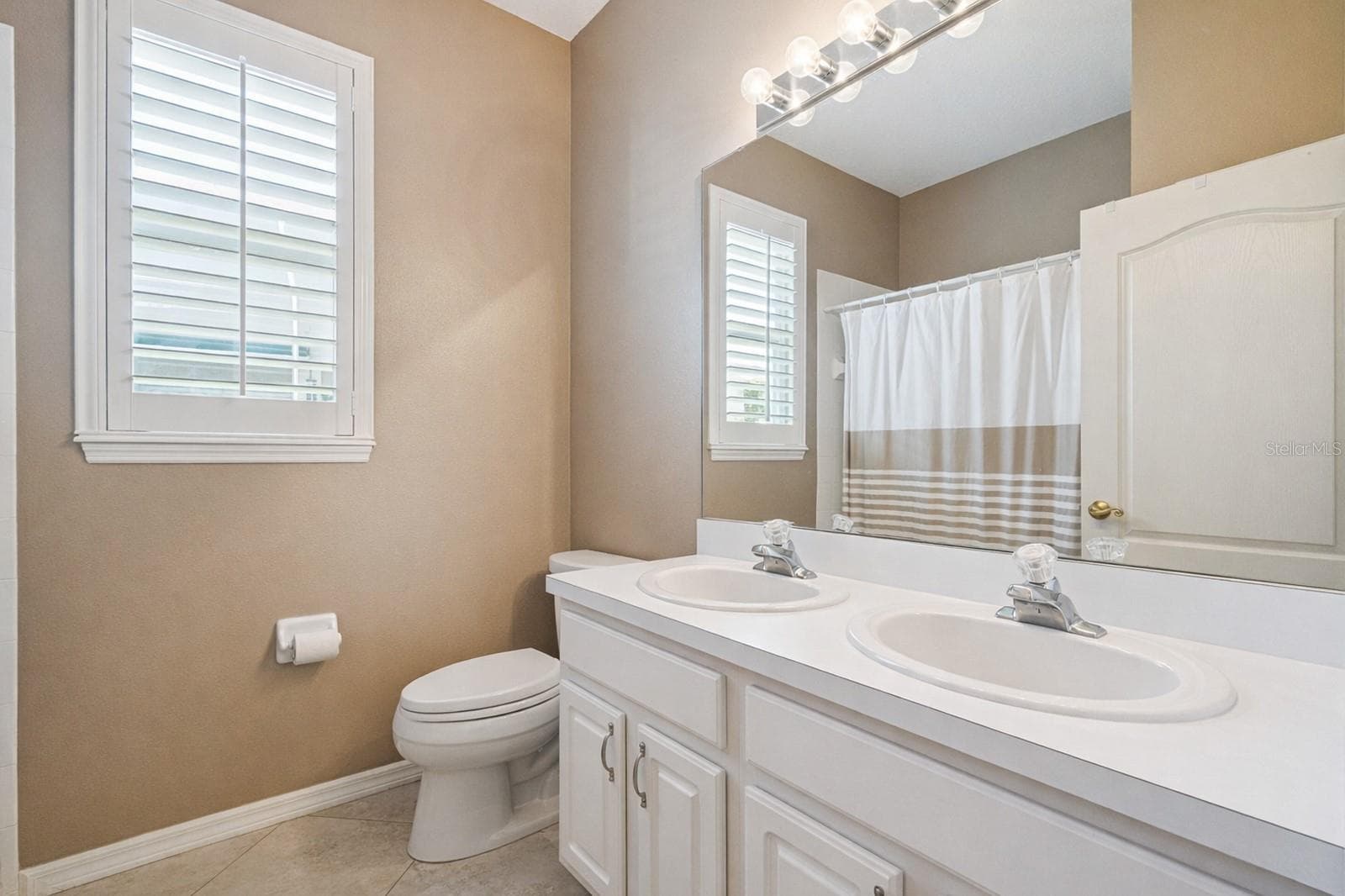 Guest bath also has double vanities - 8032 PINE HOLLOW DR, MOUNT DORA