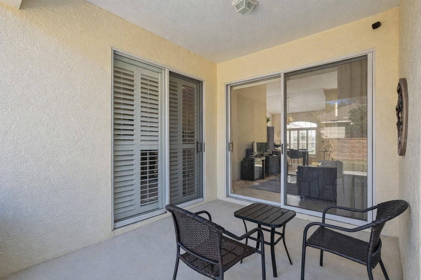 Sliders lead to both the master bedroom and the formal living area - 8032 PINE HOLLOW DR, MOUNT DORA