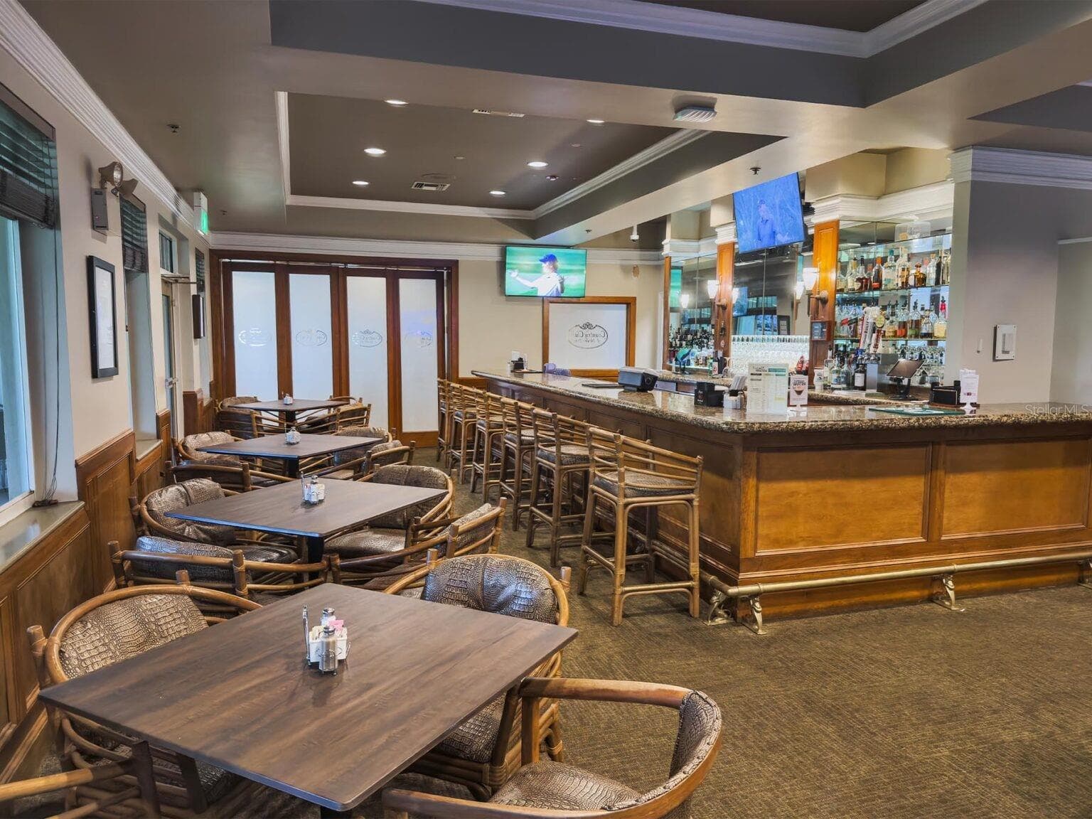 Beacon 19 Bar and Grill welcomes non Country Club members - 8032 PINE HOLLOW DR, MOUNT DORA