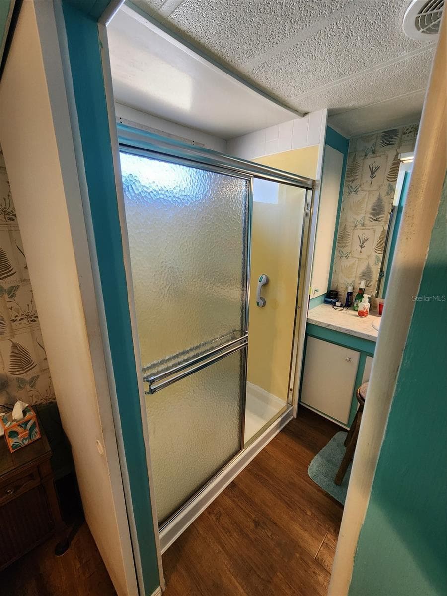 Large Shower in Primary Bath - 403 DUBLIN AVE, BRADENTON