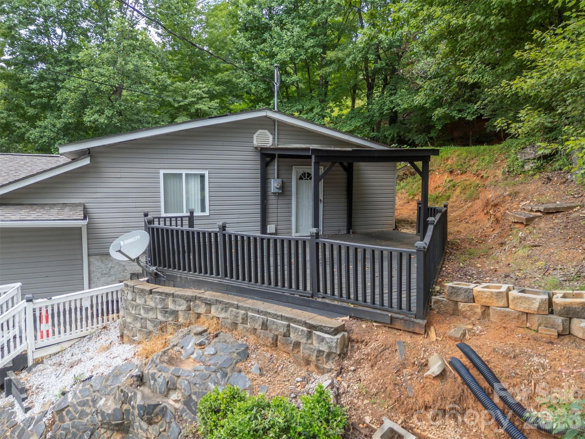 Apartment with covered deck - 1840 Memorial Highway, Lake Lure