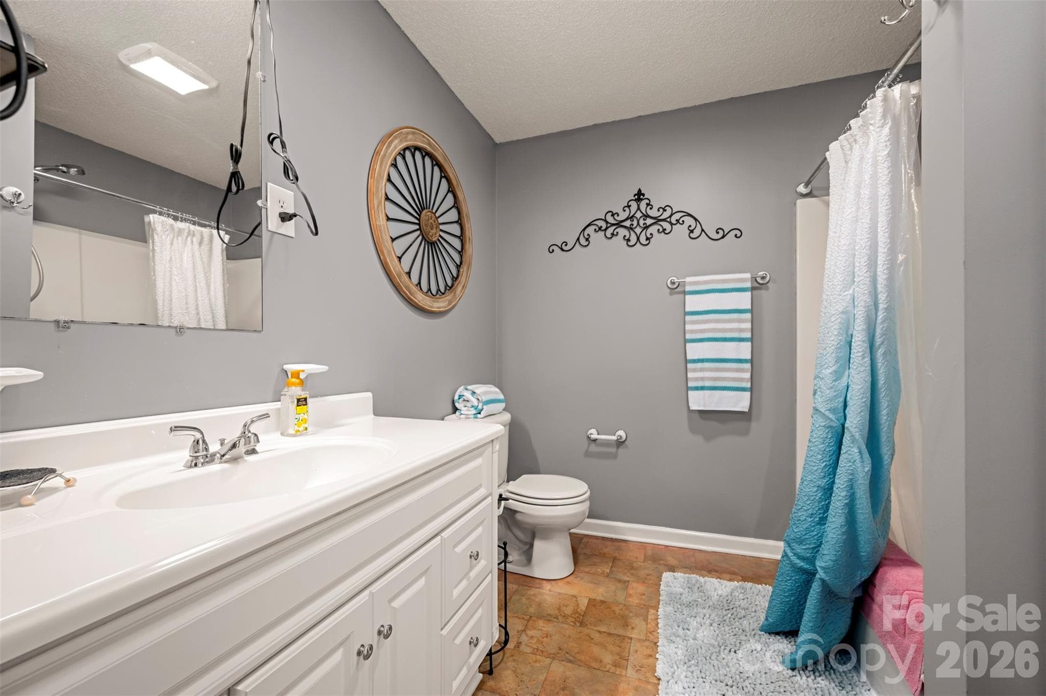 Full bathroom of the apartment - 1840 Memorial Highway, Lake Lure
