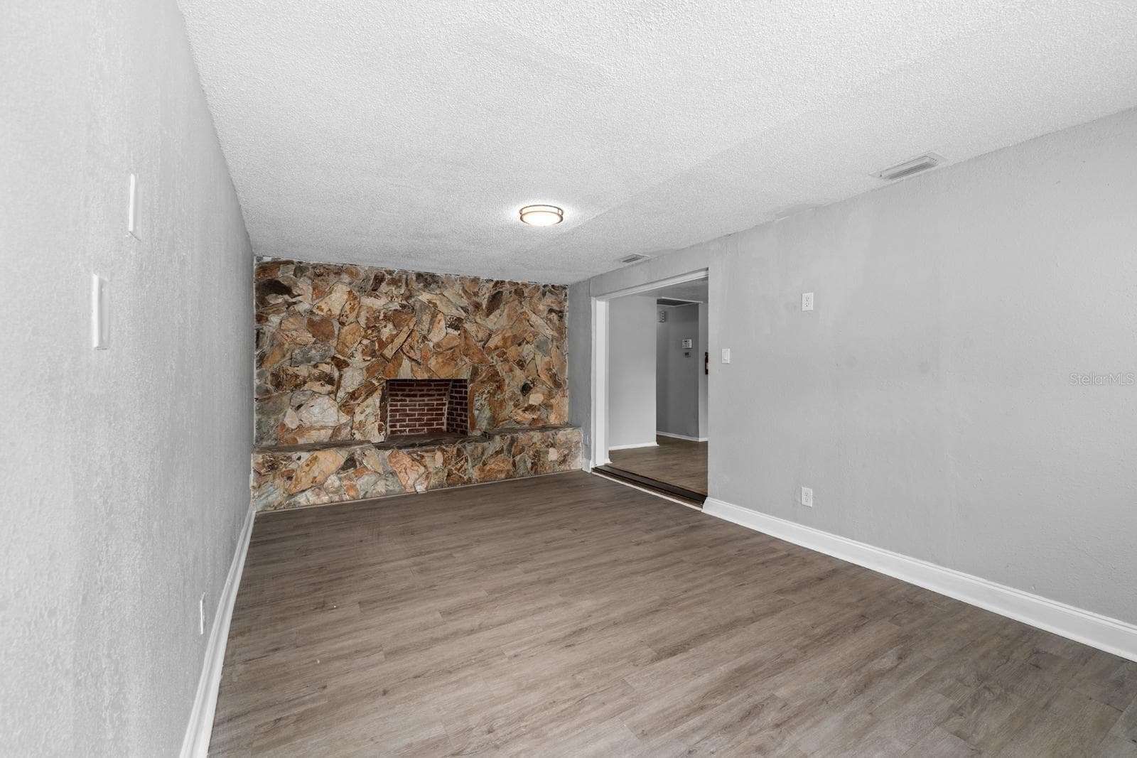 Living Room/Den - 4220 E POWHATAN AVE, TAMPA