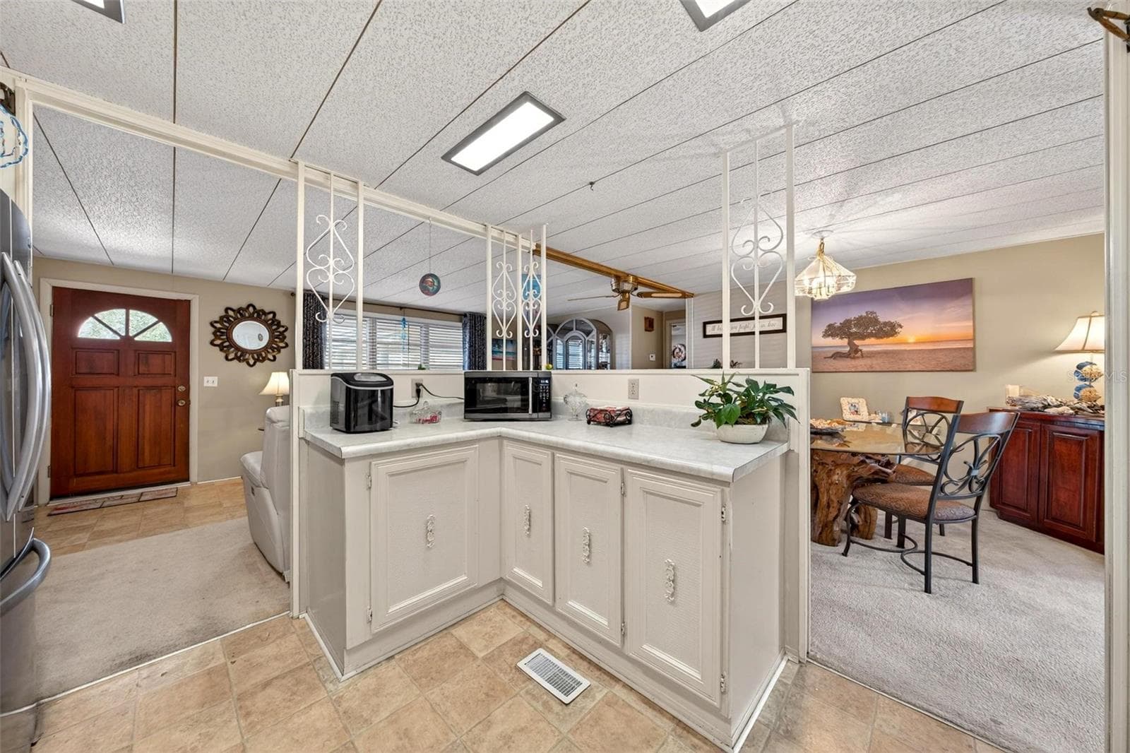 Extra counter space in kitchen - 1018 SOUTHLAND DR, TAVARES