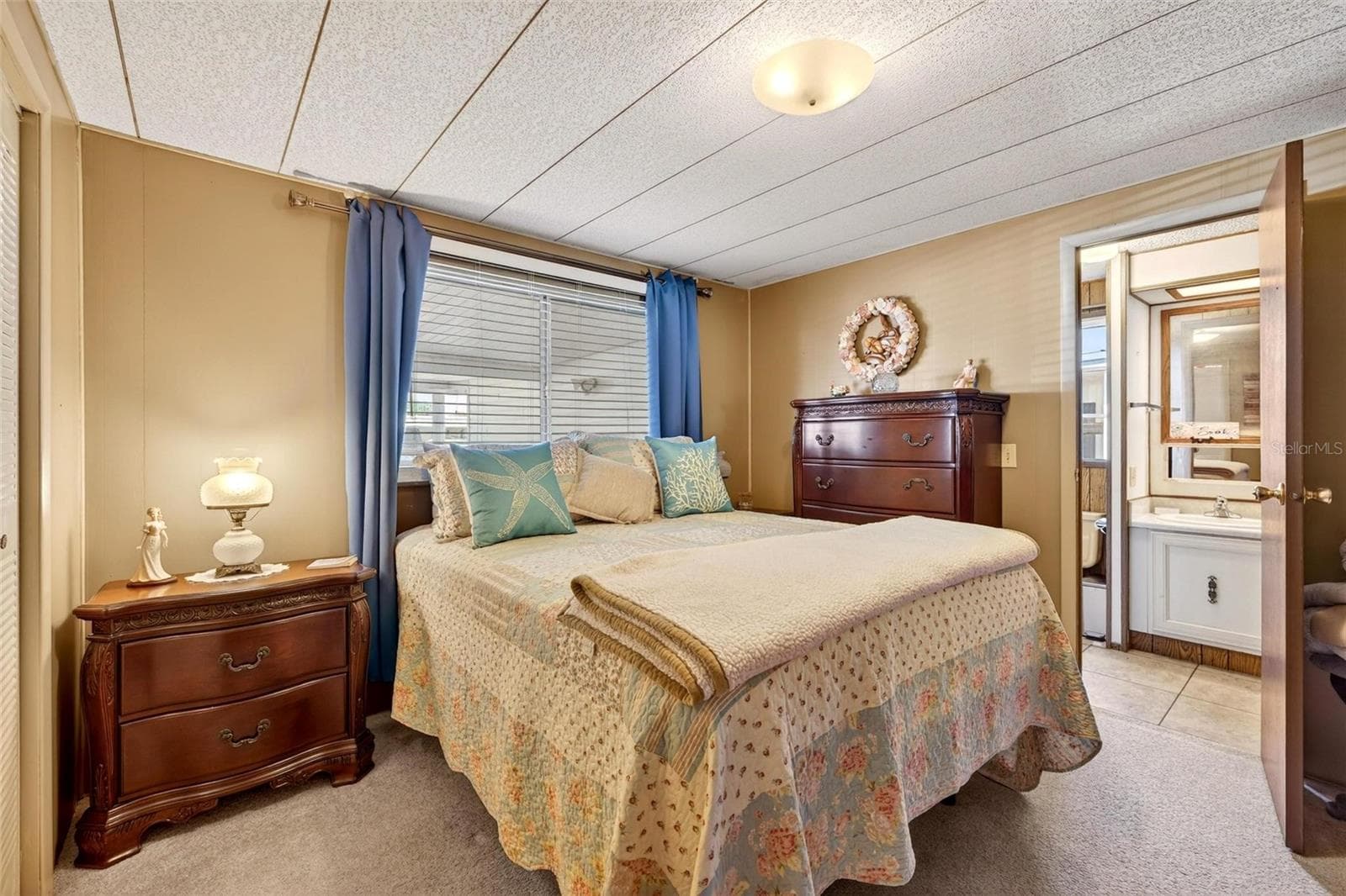 Bedroom with en suite - 1018 SOUTHLAND DR, TAVARES