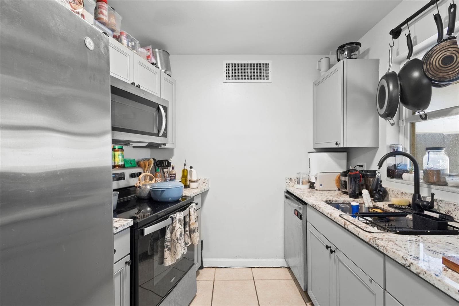 View of remodeled kitchen. - 1552 ZINNIA DR, DELTONA