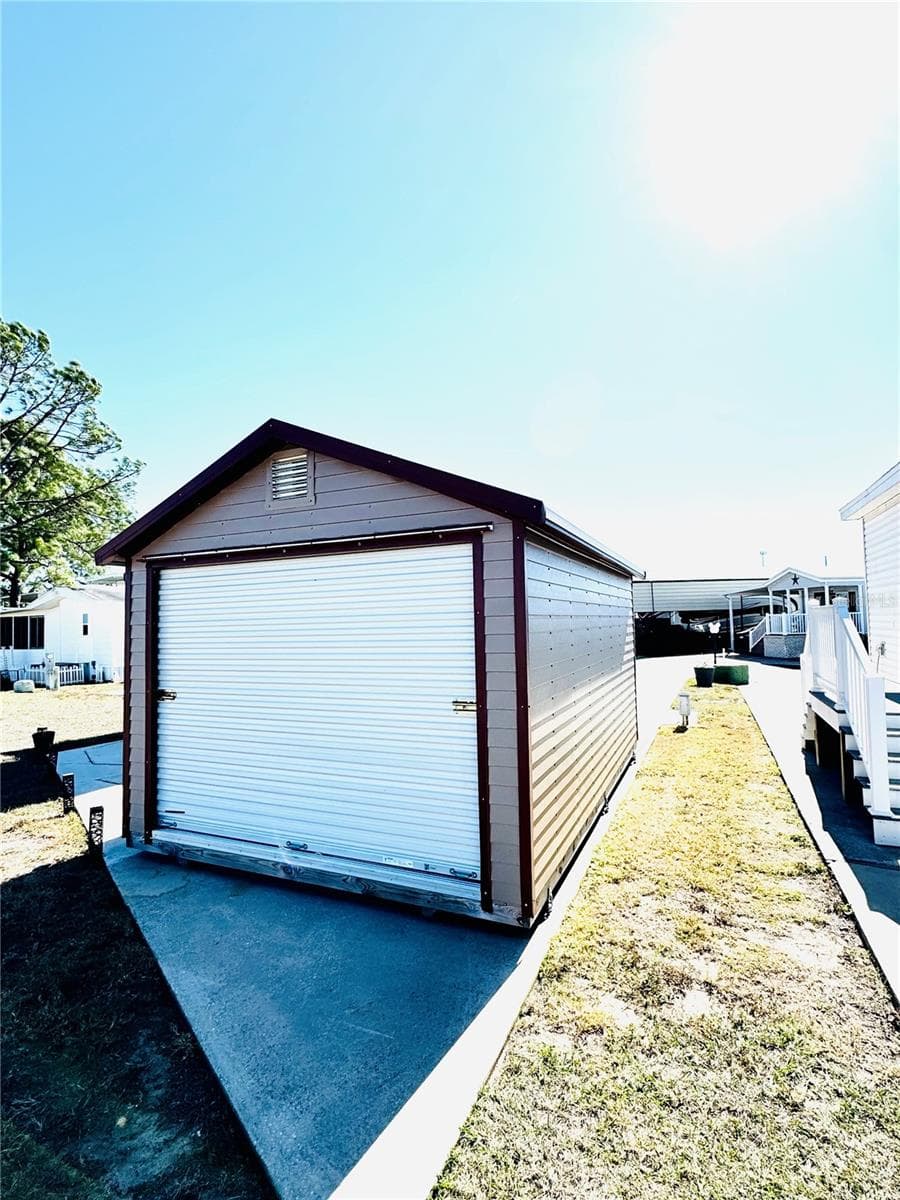 Sits on the golf course! - 328 ST GEORGE DR, DAVENPORT