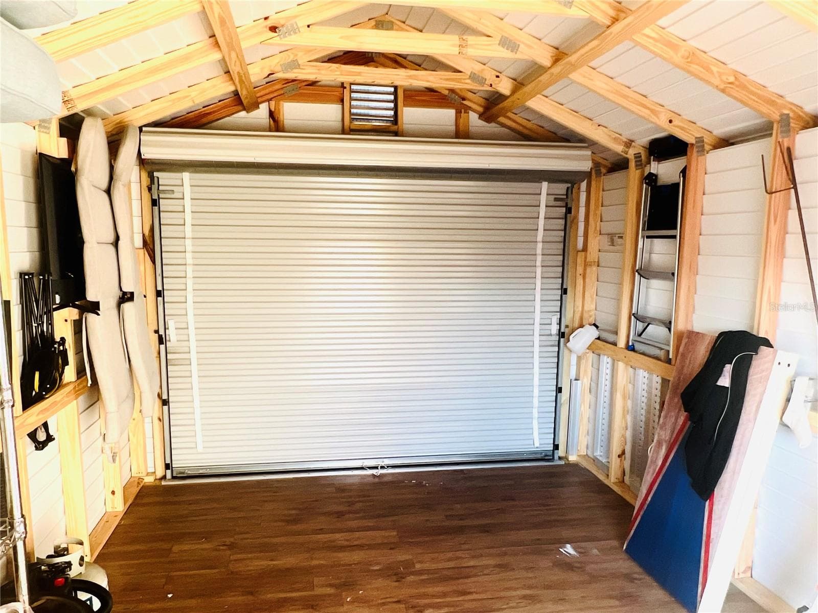Roll Up Door is perfect - 328 ST GEORGE DR, DAVENPORT