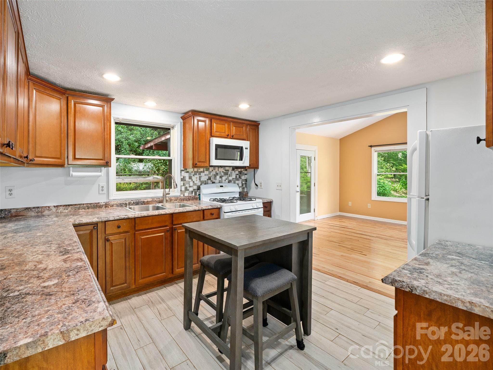 Nice tasteful kitchen with moveable island - Burnsville