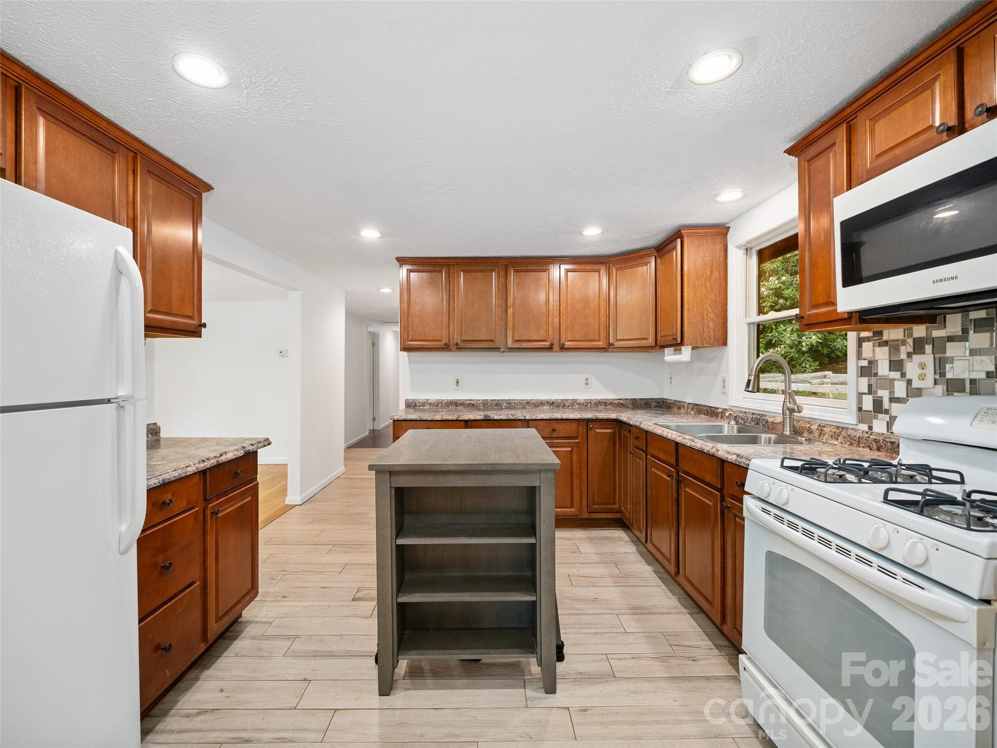 Gas stove, nice cabinets! - Burnsville