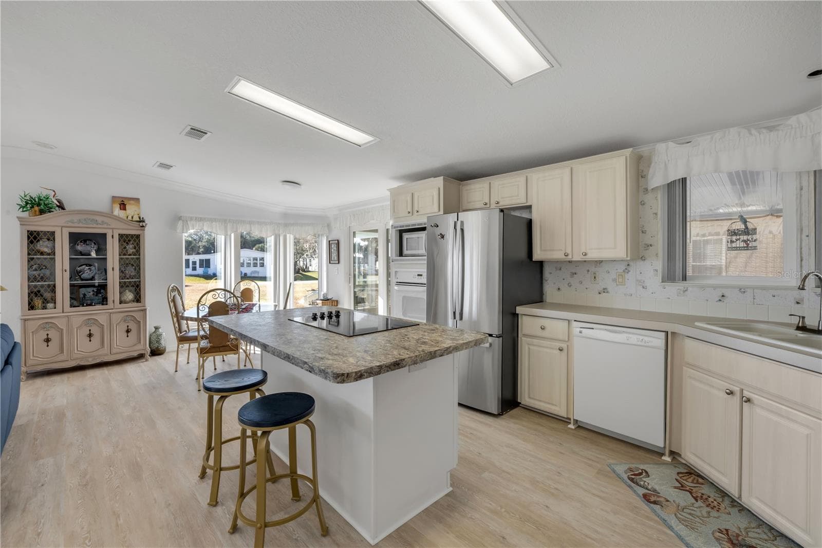 Manufactured Home at 290 NAVAJO DR, OAK HILL, photo 5 of 69