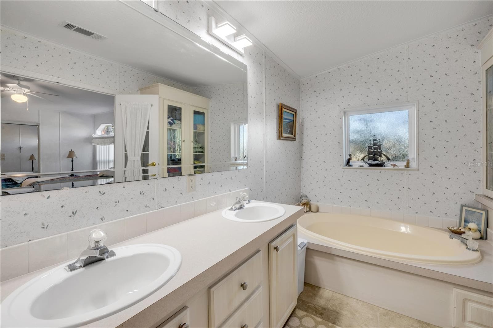 Manufactured Home at 290 NAVAJO DR, OAK HILL, photo 32 of 69