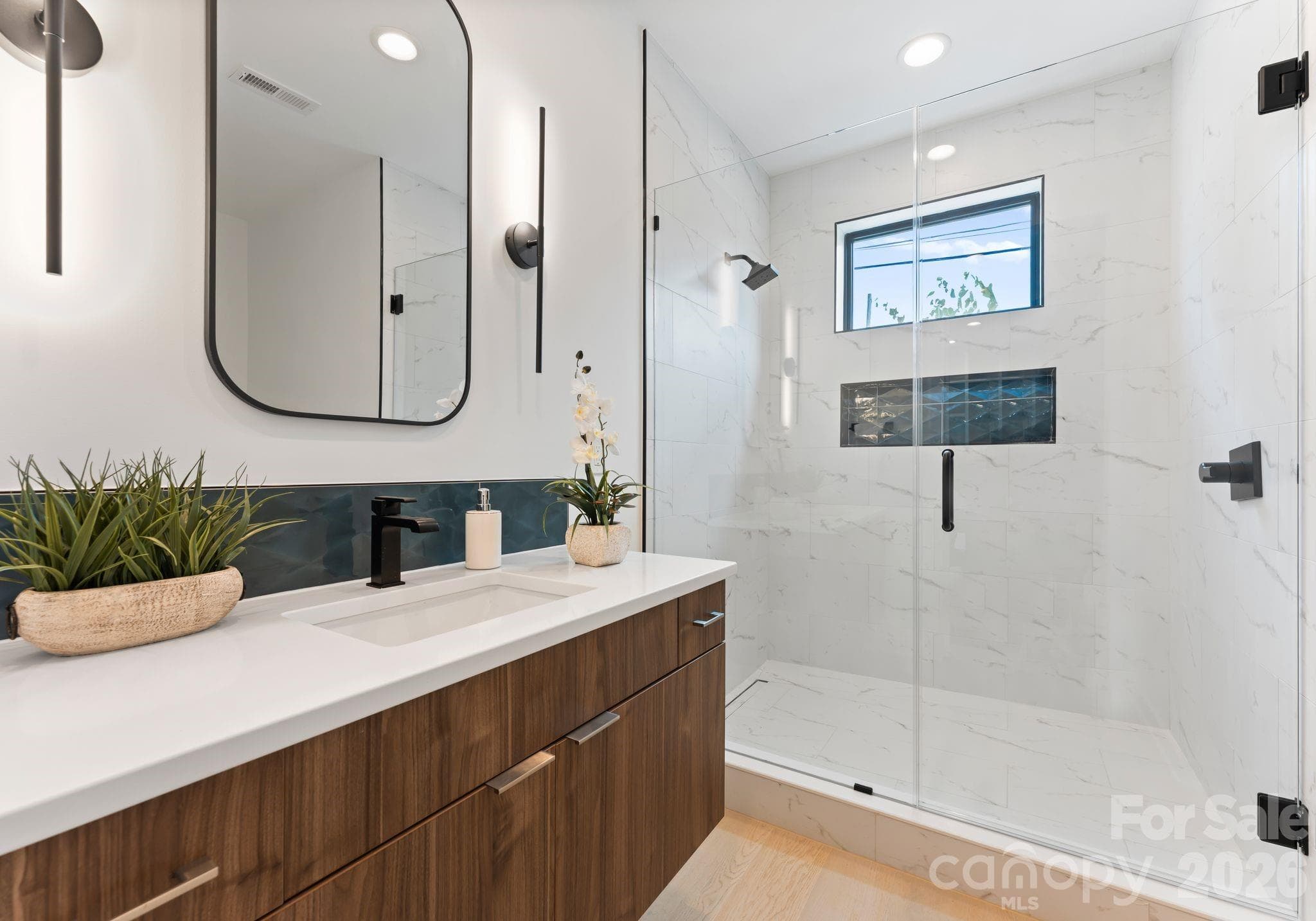 Downstairs en suite bathroom. - Charlotte
