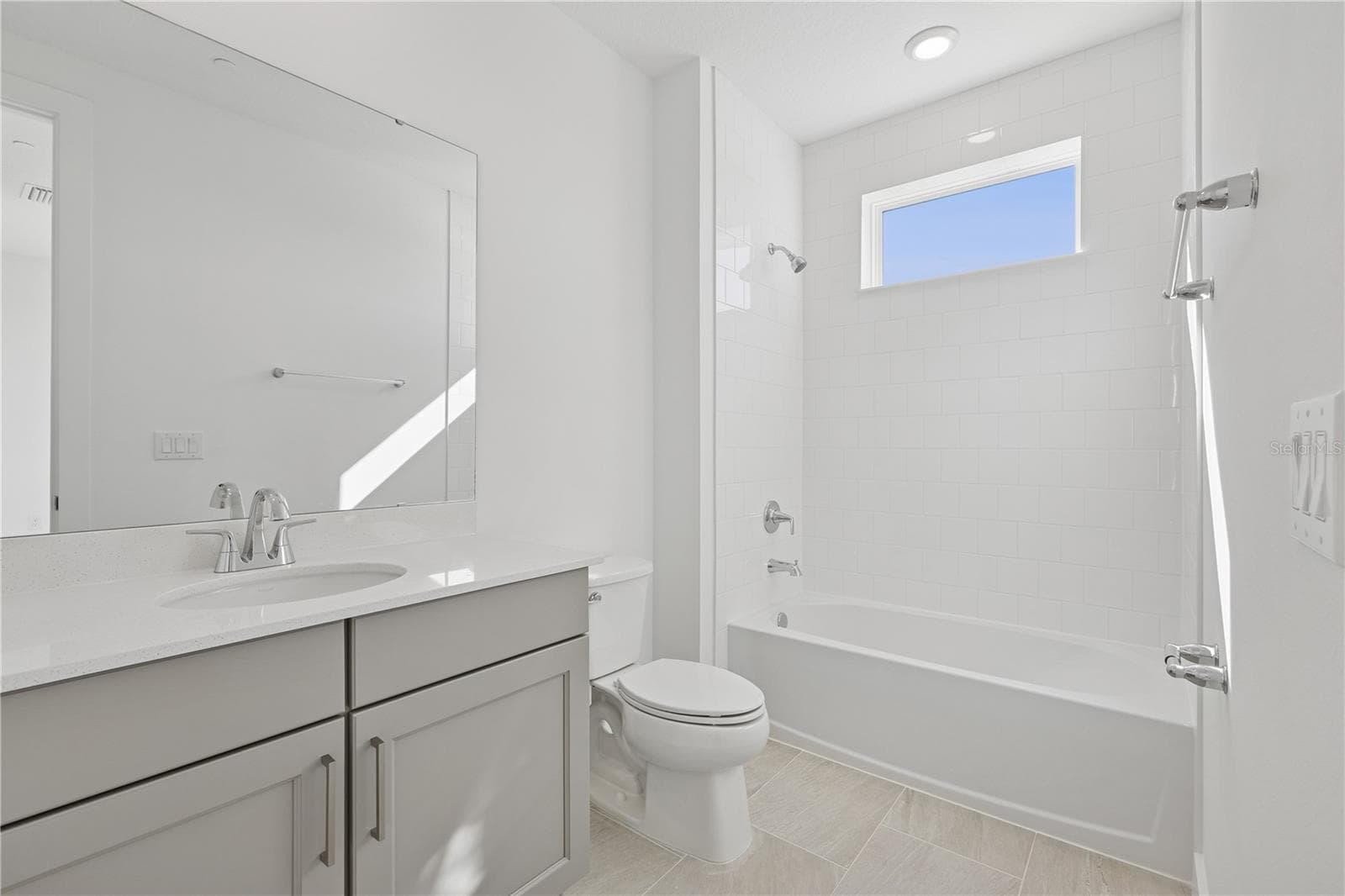 Secondary bath - 9156 SINATRA LN, ORLANDO