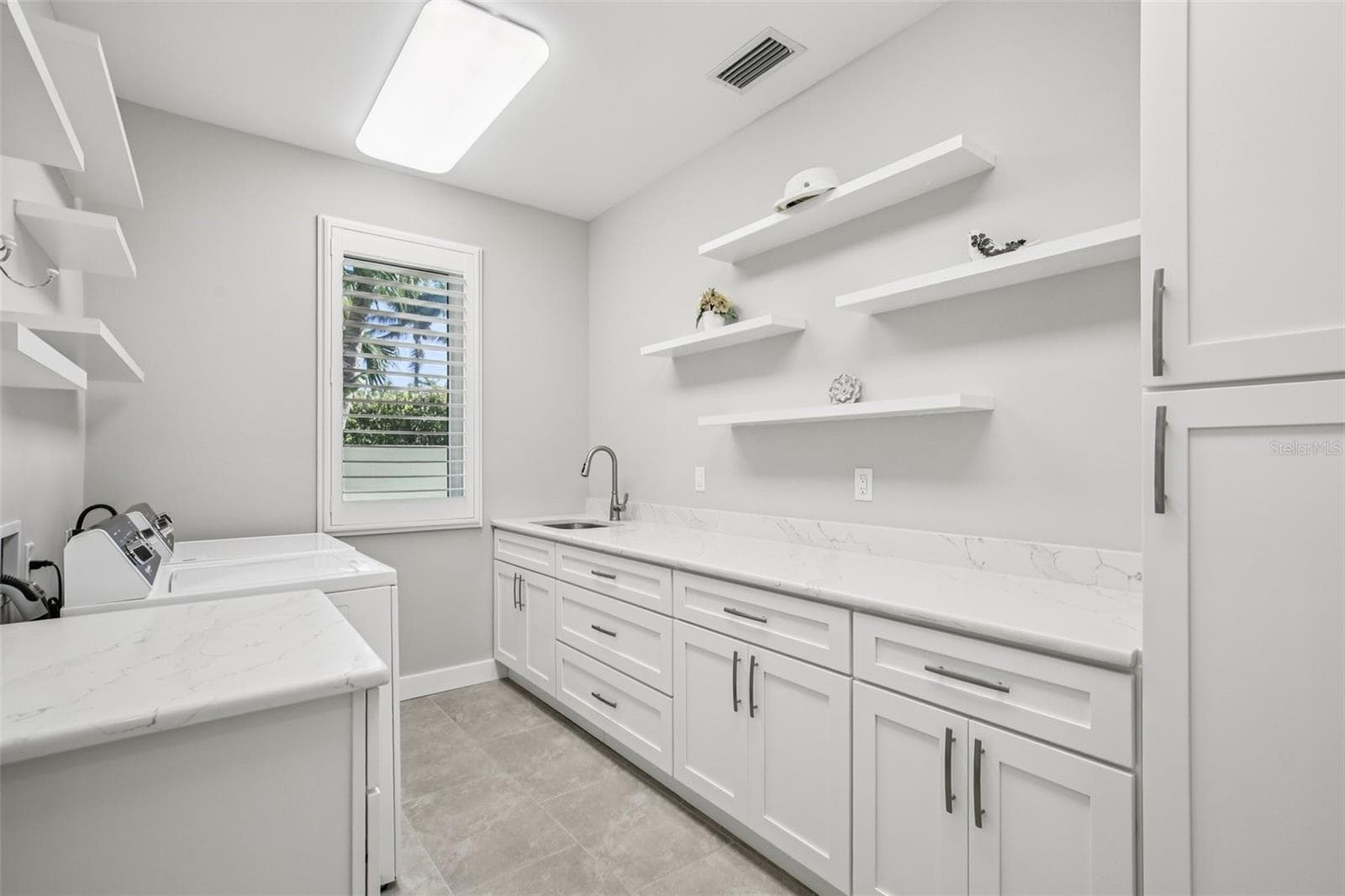 Launry room - 125 S BLVD OF PRESIDENTS, SARASOTA