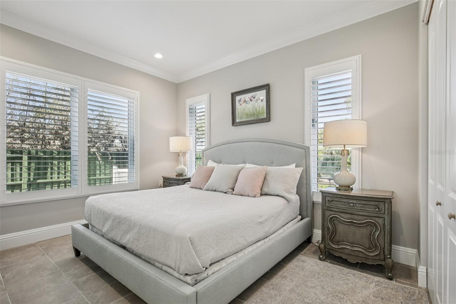 Guest bedroom with sitting area - 125 S BLVD OF PRESIDENTS, SARASOTA