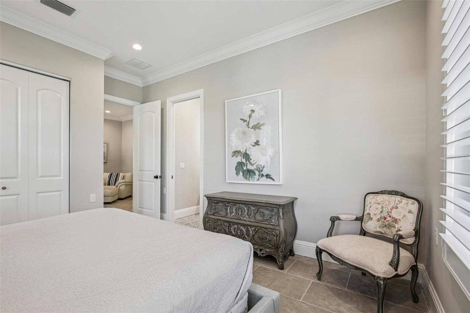 Guest bedroom with sitting area - 125 S BLVD OF PRESIDENTS, SARASOTA