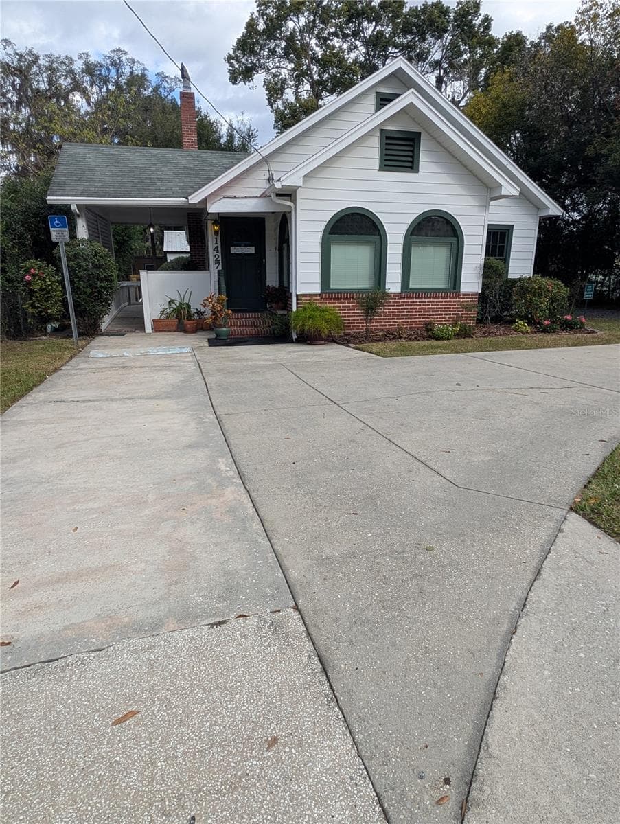 1427 E FORT KING ST
