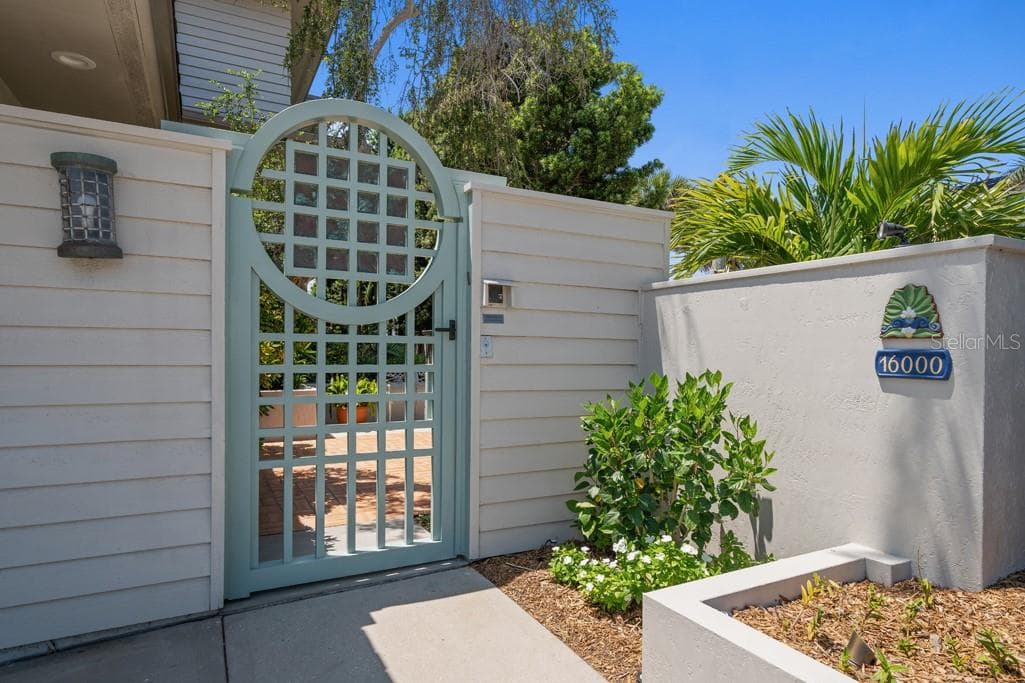 Single Family Residence at 16000 GULF BLVD, REDINGTON BEACH, photo 3 of 47