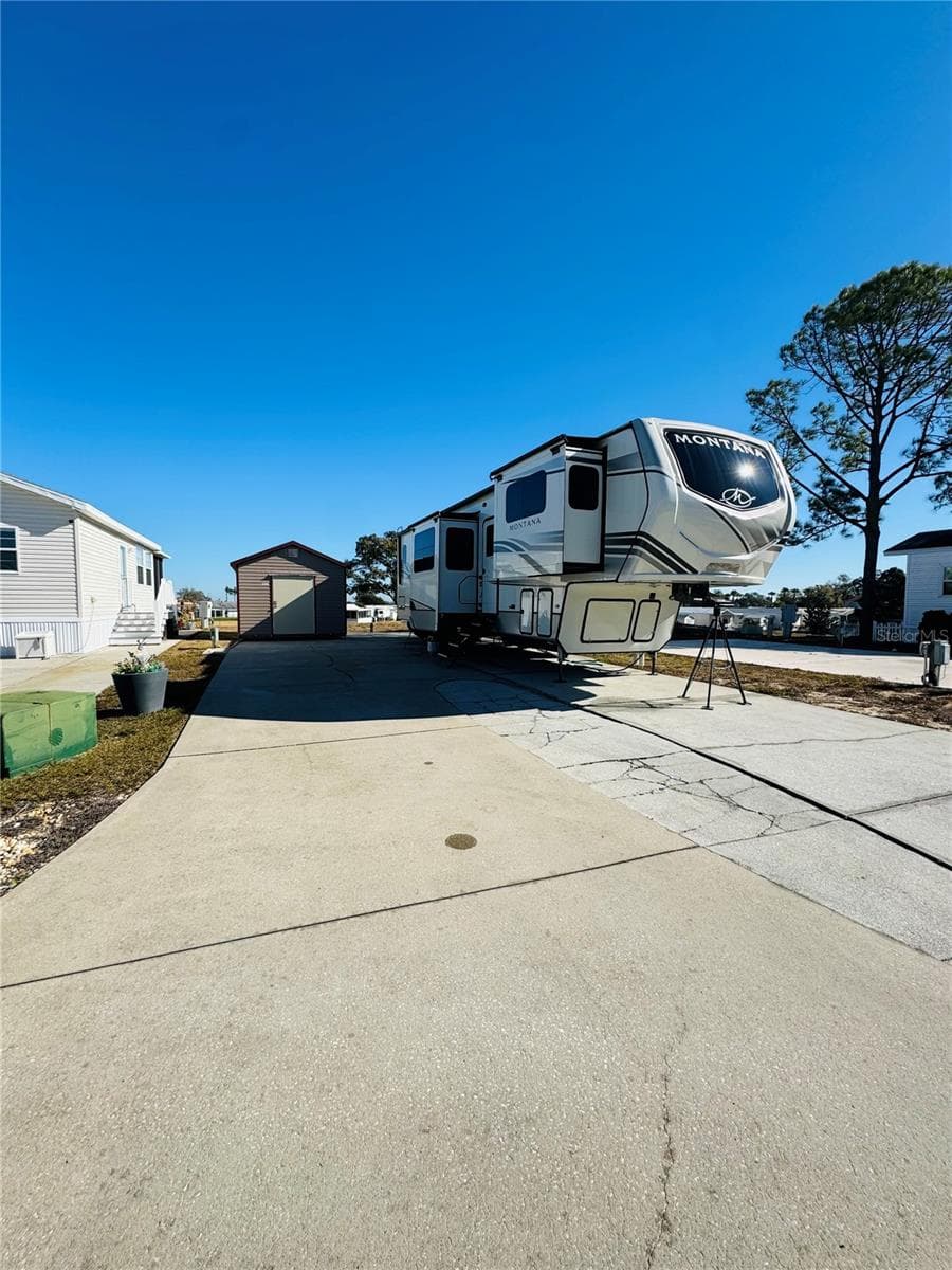 Cement Pad - 328 ST GEORGE DR, DAVENPORT