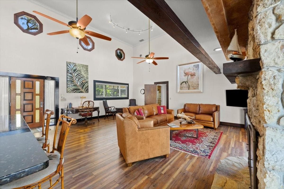 Spacious family room - 2306 JOHN ANDERSON DR, ORMOND BEACH