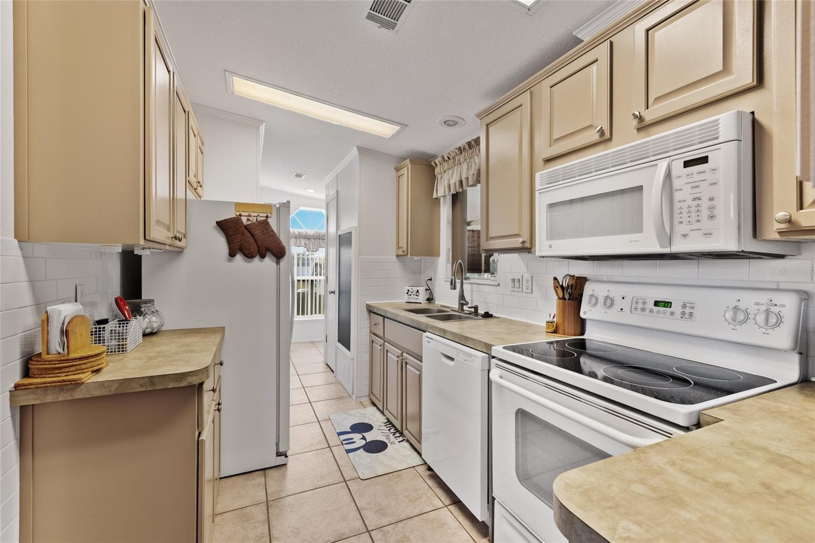 Manufactured Home at 134 AMERICANA CT NE #216, ST PETERSBURG, photo 7 of 55