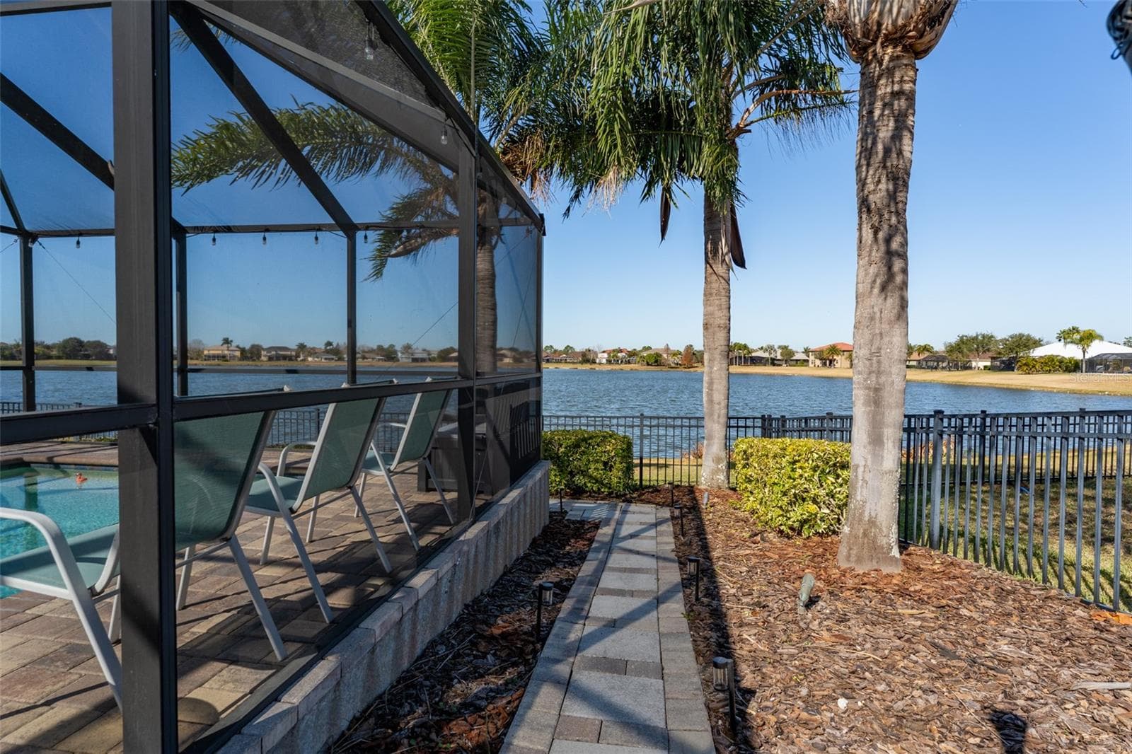 Side yard with brick walk way to back yard - 5431 SANDY SHELL DR, APOLLO BEACH