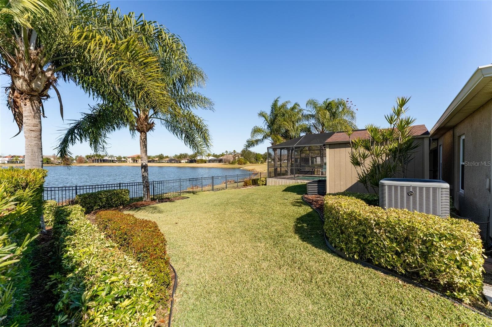 Tropical manicured landscaping - 5431 SANDY SHELL DR, APOLLO BEACH