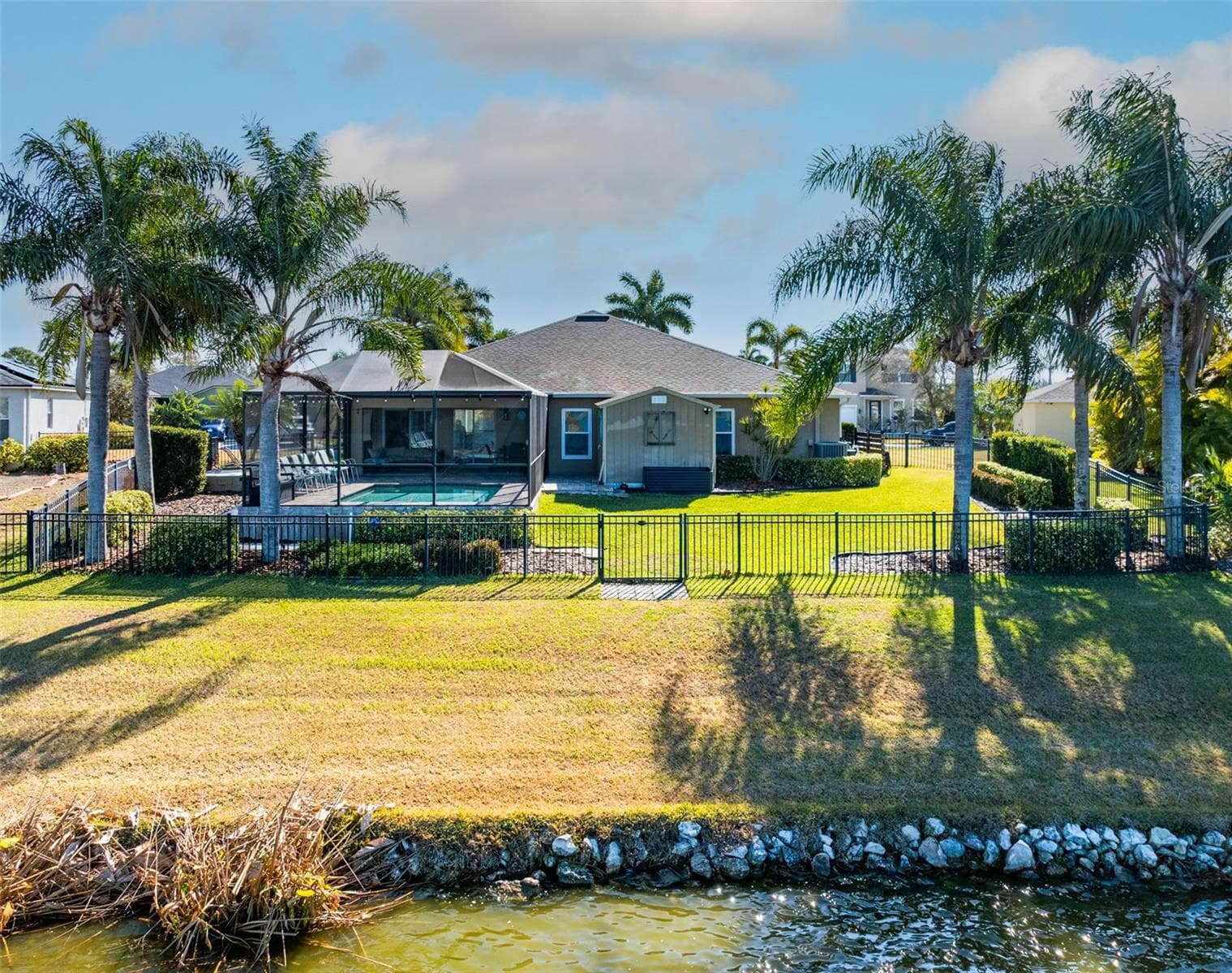 Fully fenced back yard - 5431 SANDY SHELL DR, APOLLO BEACH
