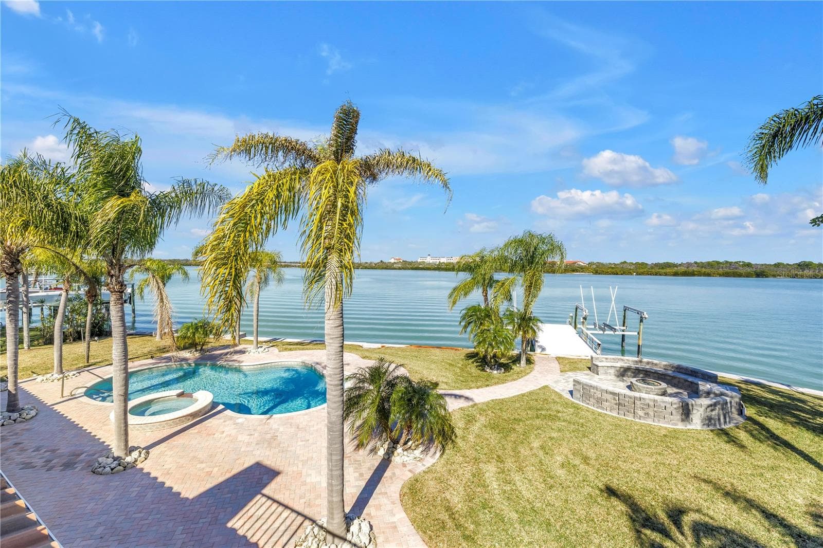 583 CRYSTAL DR