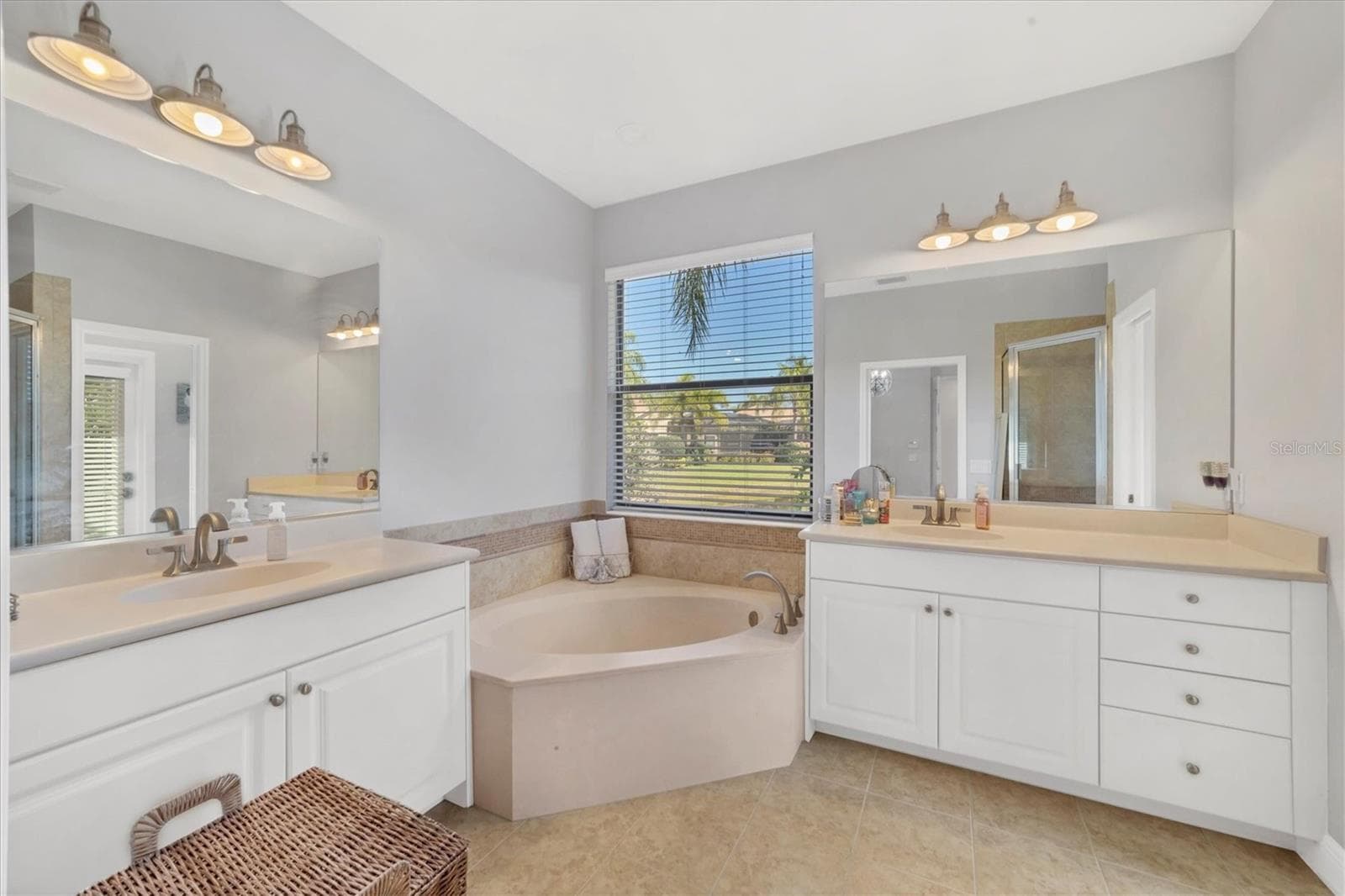 Single Family Residence at 13853 SIENA LOOP, LAKEWOOD RANCH, photo 23 of 68