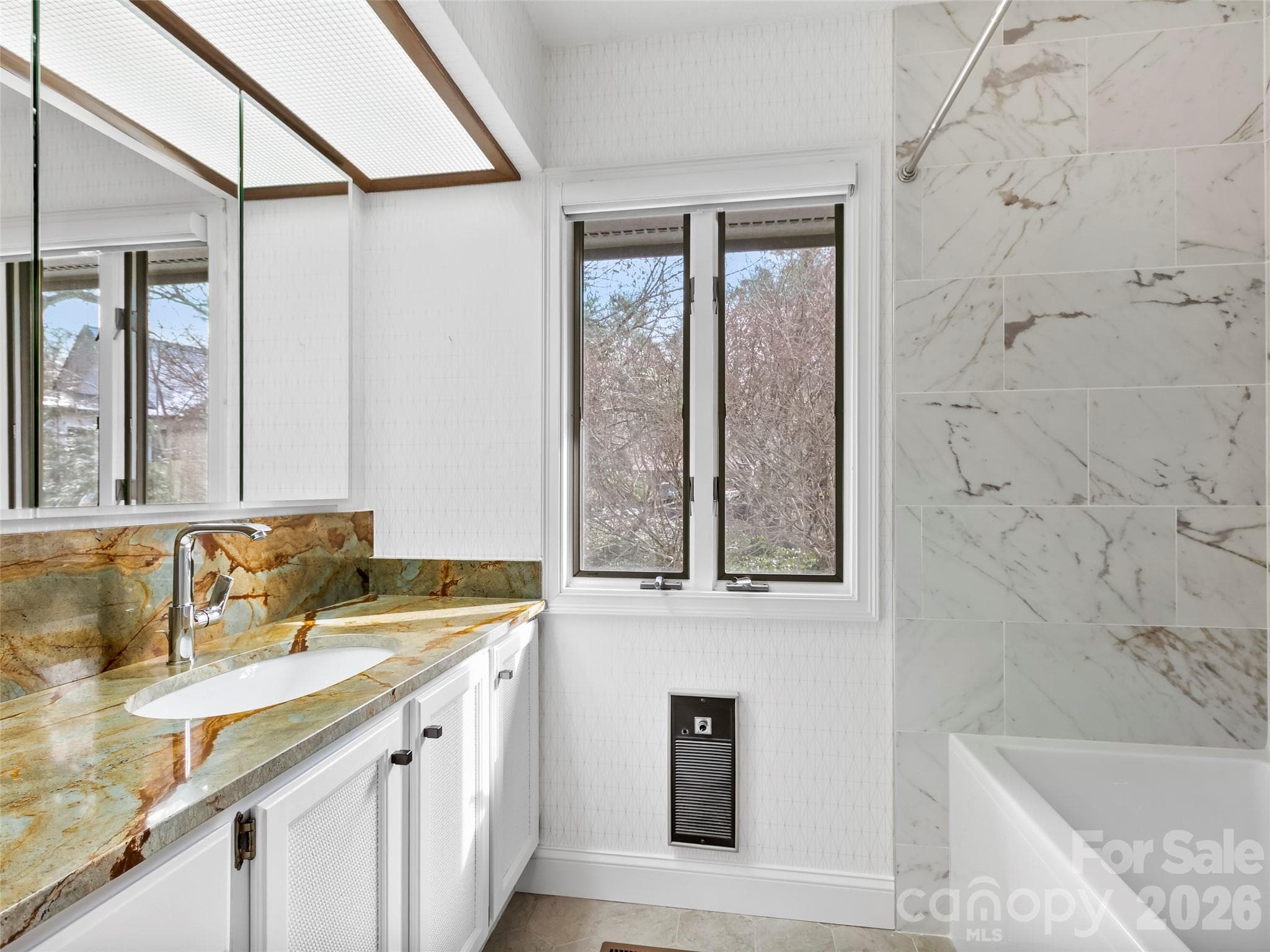 Guest Bath with updated tub/shower - 2731 Miller Lane, Hendersonville