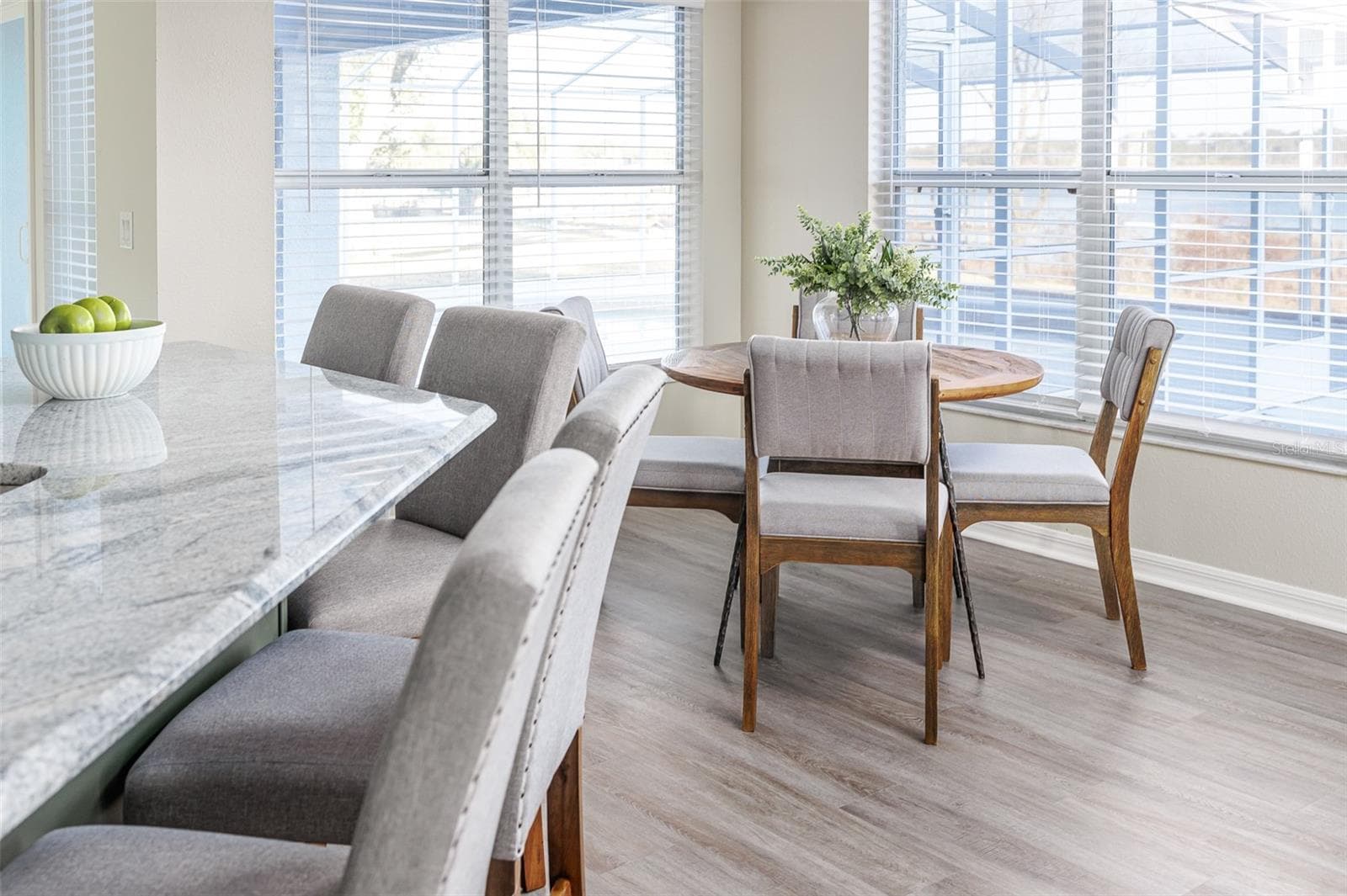 Breakfast Bar and the Eat In dining area with Lake Views - 411 EDGEWATER DR, POLK CITY