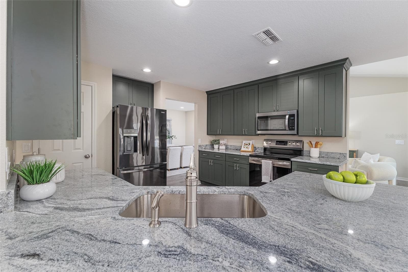 Granite Counter tops - 411 EDGEWATER DR, POLK CITY