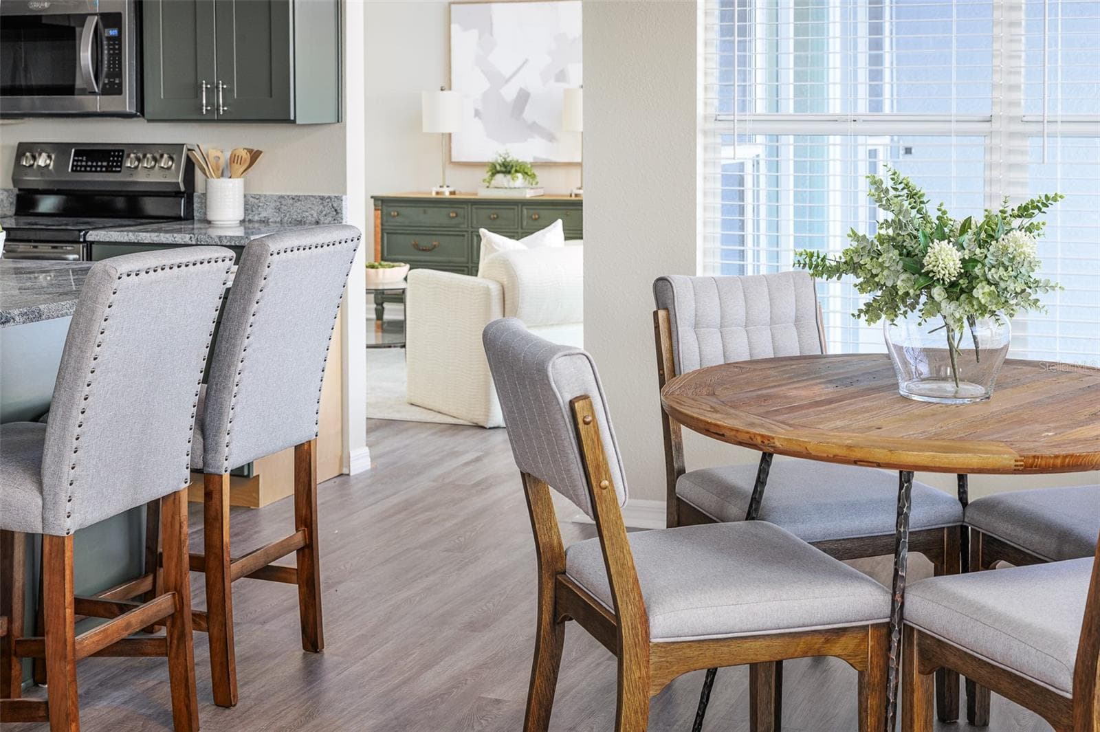 Eat in area off kitchen and 4 seat breakfast bar - 411 EDGEWATER DR, POLK CITY