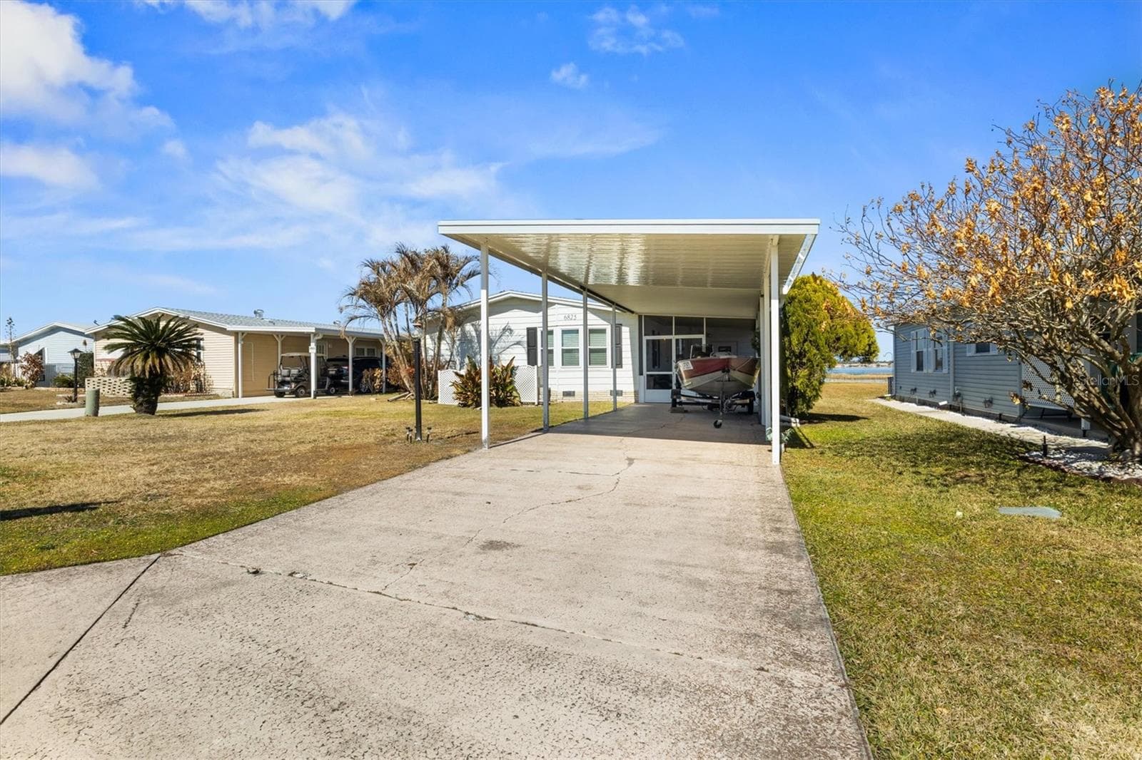 Large driveway - 6825 S LAKE HENRY DR NE, WINTER HAVEN