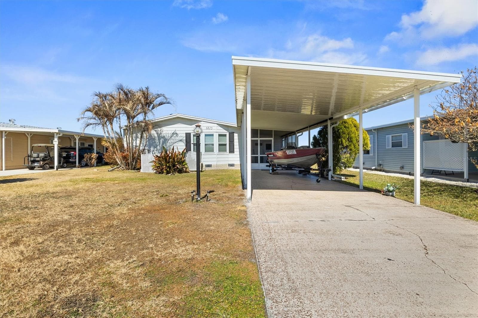 Plenty of parking space - 6825 S LAKE HENRY DR NE, WINTER HAVEN
