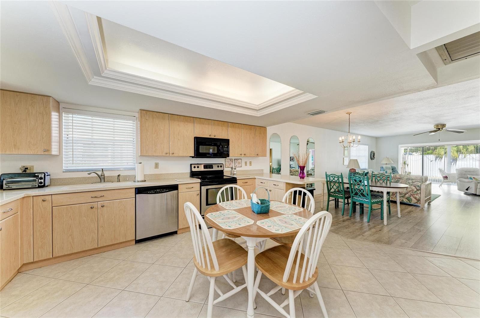 Beautiful Open Kitchen, tile floors - 9417 KINGSTON DR #9417, BRADENTON