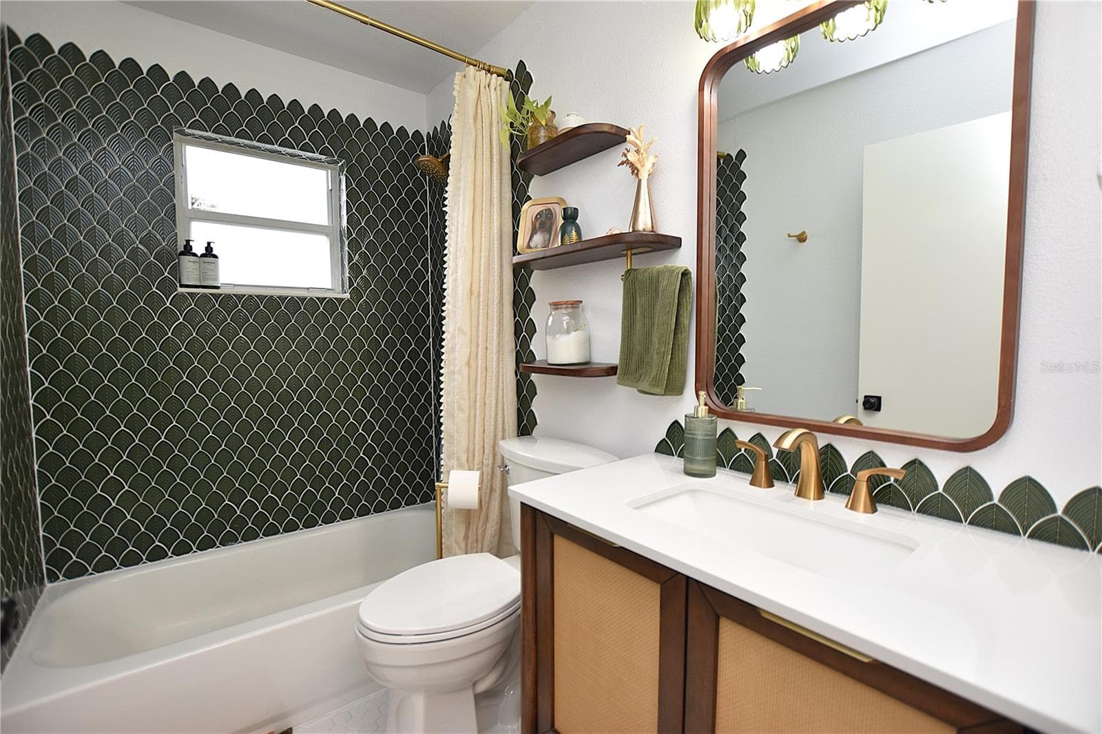 Full Bathroom - 2022 HATTERAS PT, LAKELAND