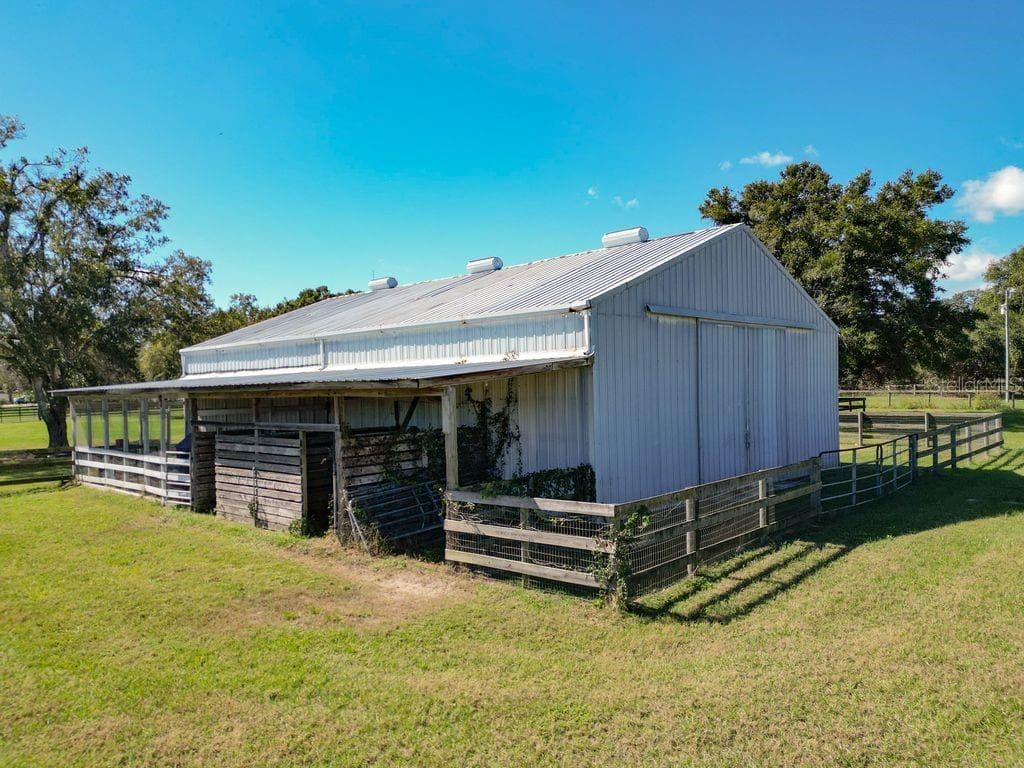 Single Family Residence at 331 SE HIGHWAY 42, SUMMERFIELD, photo 16 of 67